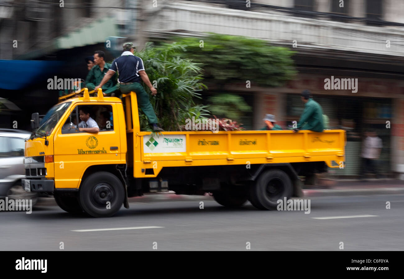 Eine gelbe Baum schneiden LKW durch die Straßen von Bangkok, Thailand Stockfoto