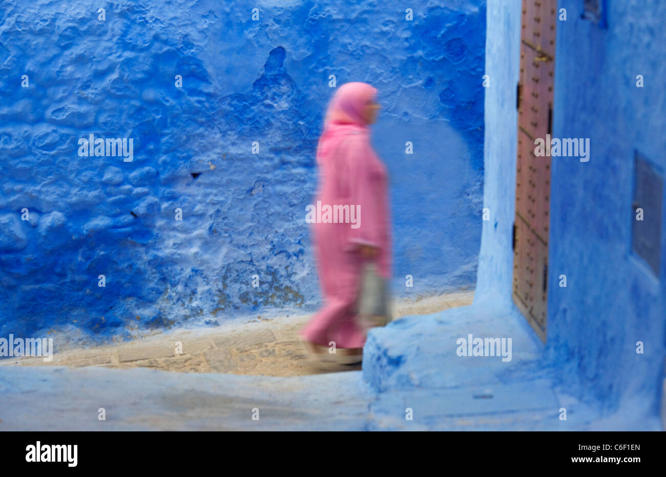 Frau zu Fuß in blauen Gassen von Chefchaouen, Marokko Stockfoto
