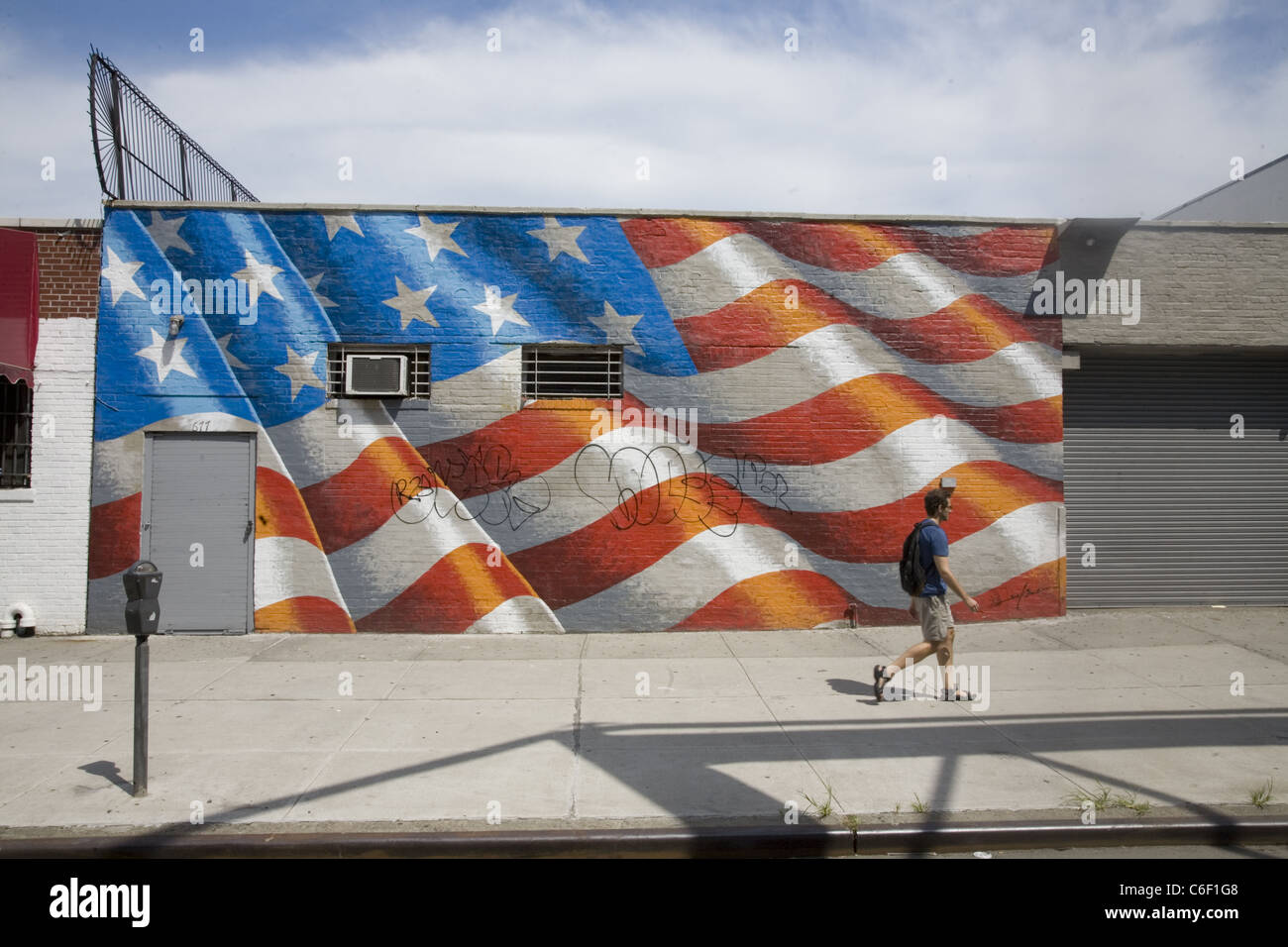 Amerikanische Flagge Wandbild in Borough Park, Brooklyn, ein stark orthodoxen jüdischen Viertel auf ein Lager geben Gebäude. Stockfoto