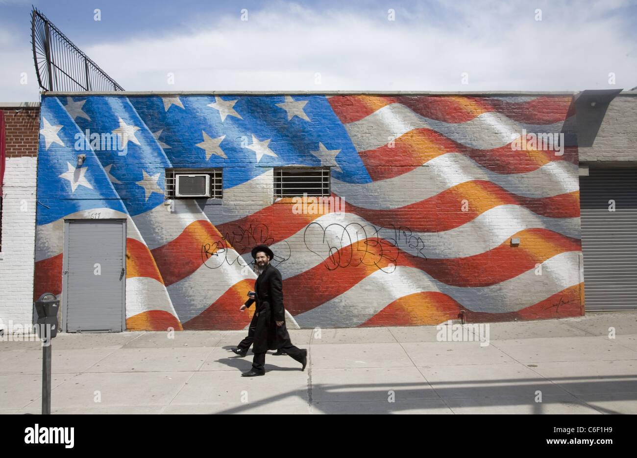 Amerikanische Flagge Wandbild in Borough Park, Brooklyn, ein stark orthodoxen jüdischen Viertel auf ein Lager geben Gebäude. Stockfoto