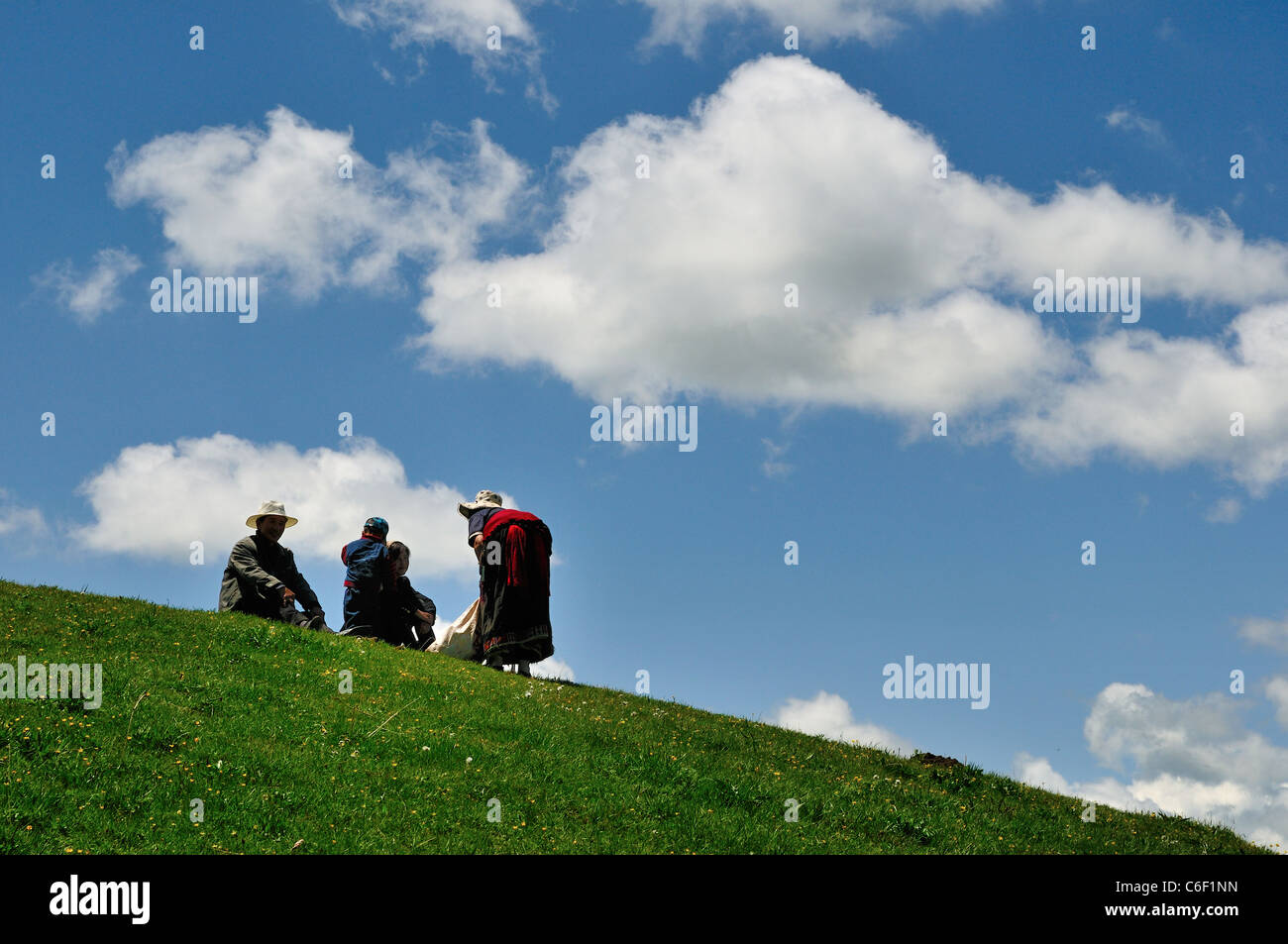 Eine tibetische Familie genießen Sie einen schönen sonnigen Tag draußen. Sichuan, China. Stockfoto