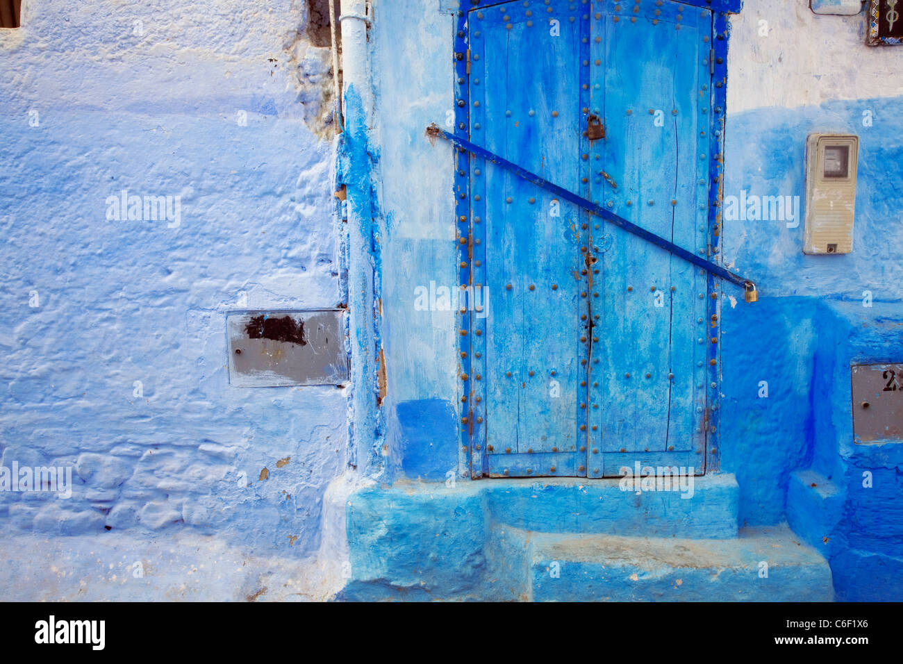 Blaue Häuser und Gassen in Chefchaouen, Marokko Stockfoto