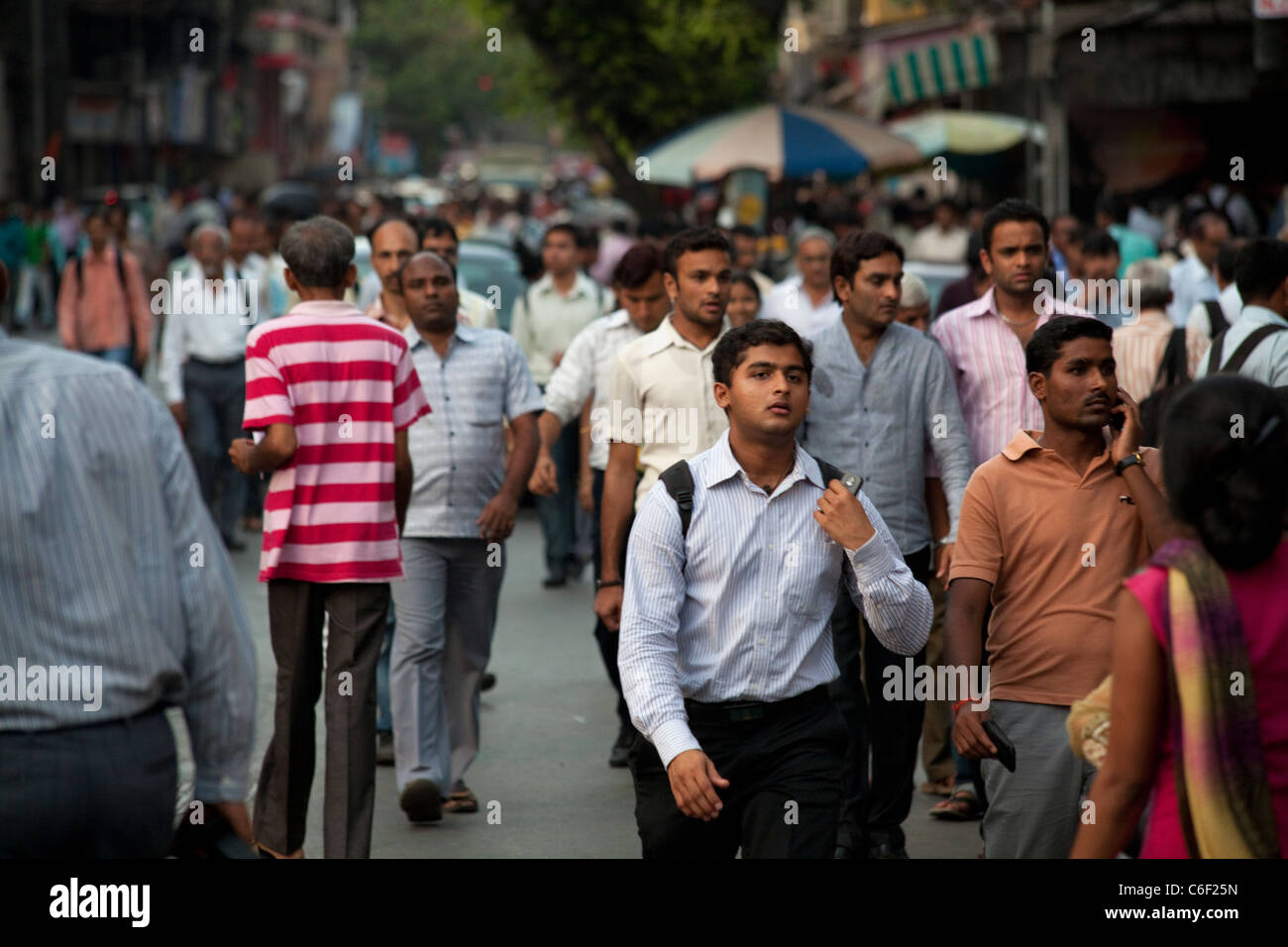 Menschen pendeln zur Arbeit in Mumbai, Indien Stockfoto