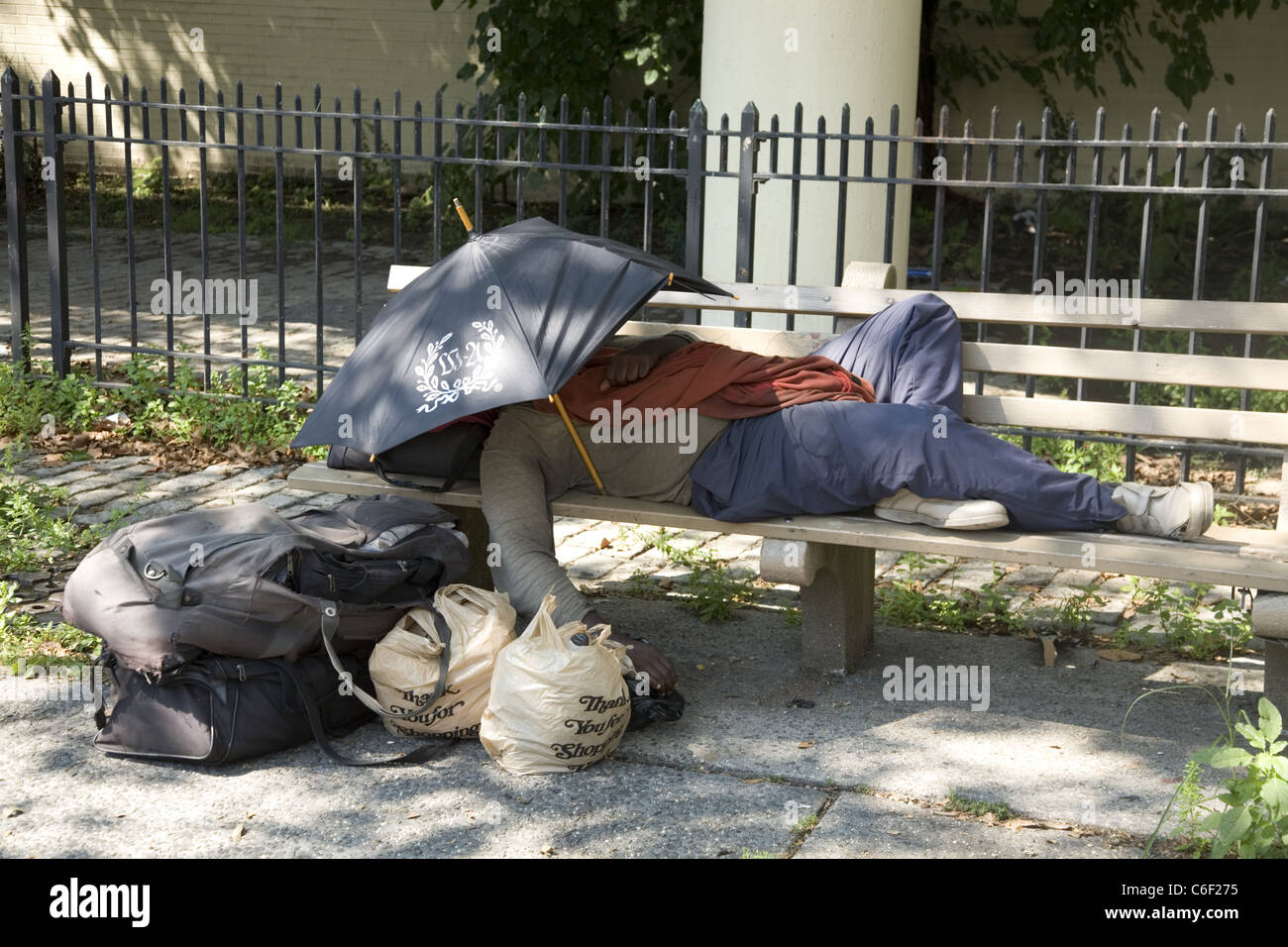 Obdachlose; Obdachlosigkeit; Mann; schlafen; Sitzbank; allein; außen; hab und gut; Brooklyn; New York City; NEW YORK CITY; USA; Amerika Stockfoto