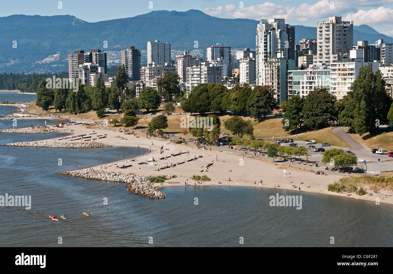 Einen hohen Winkel-Blick auf die Strände entlang der Nordseite des Vancouver English Bay und Stadtteil West End der Stadt. Stockfoto