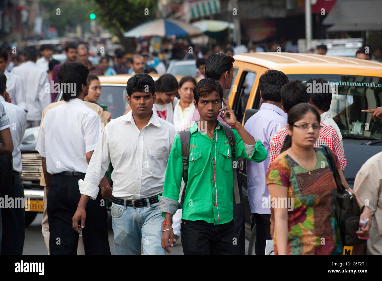 Menschen pendeln zur Arbeit in Mumbai, Indien Stockfoto