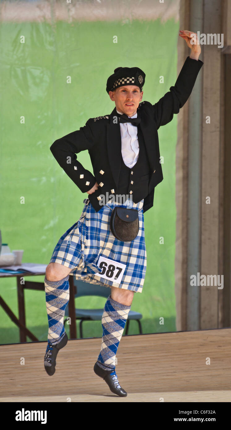 Junger Mann in Tracht, die im Wettbewerb mit einem Highland Dance Wettbewerb, Cowal Highland Gathering 2011 Stockfoto