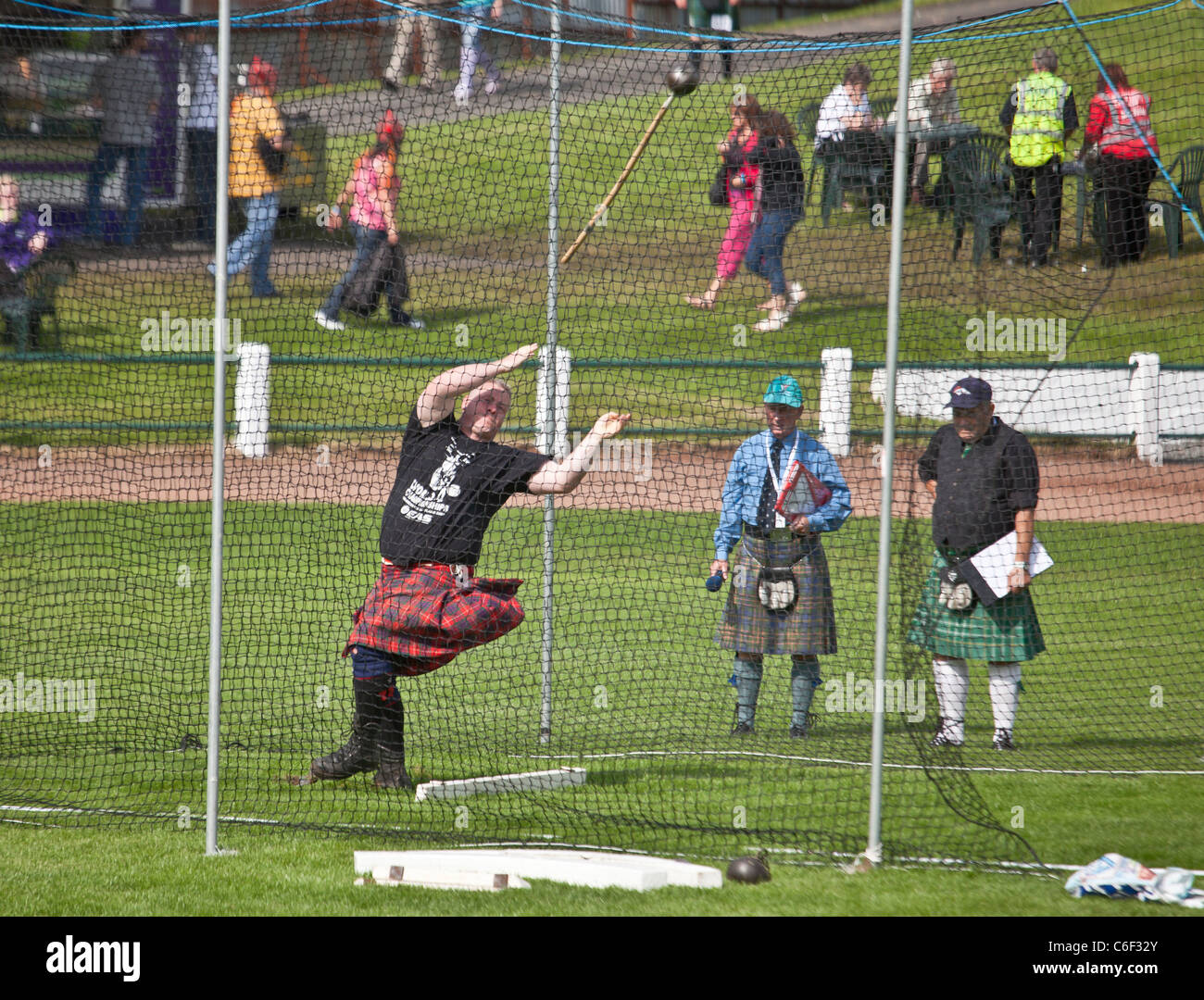 Konkurrent wirft Hammer, schottische stehende Stil, in den schweren Ereignissen auf der Cowal Highland Gathering 2011 Stockfoto