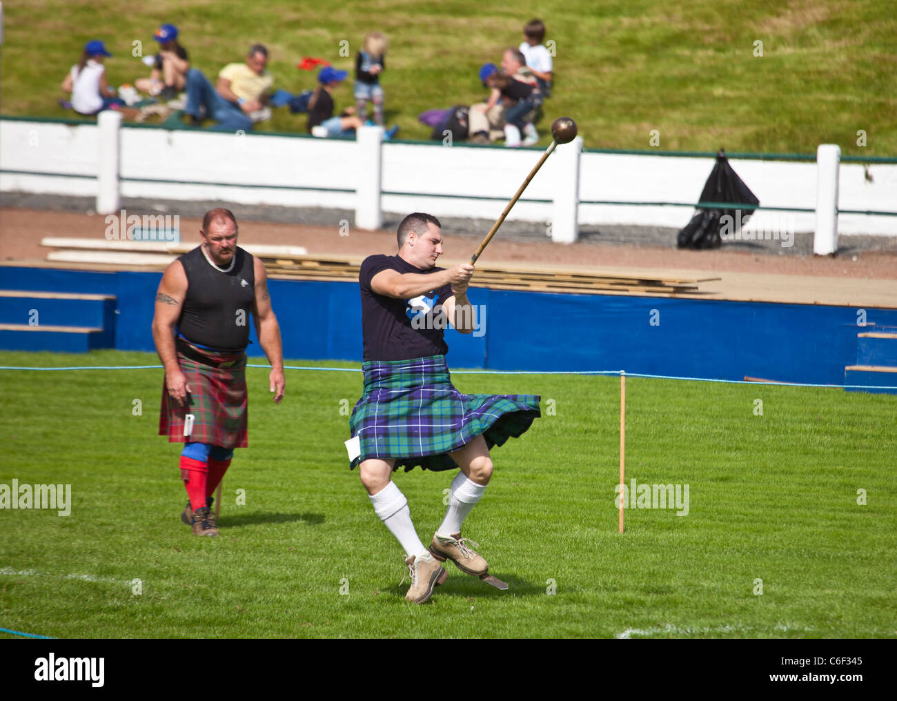 Wettbewerber üben das Werfen der hammer, schottischen Stil, vor konkurrierenden in der schweren Fälle an der Cowal Highland Gathering 2011. Stockfoto
