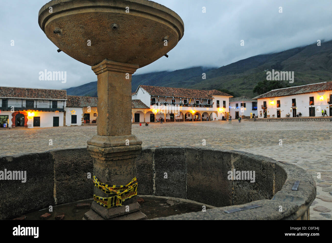 Abend am Hauptplatz mit kolonialen Gebäuden, Villa de Leyva, Boyaca, Kolumbien Stockfoto Abend am Hauptplatz mit kolonialen Gebäuden, Villa de Leyva, Boyaca, Kolumbien Stockfoto