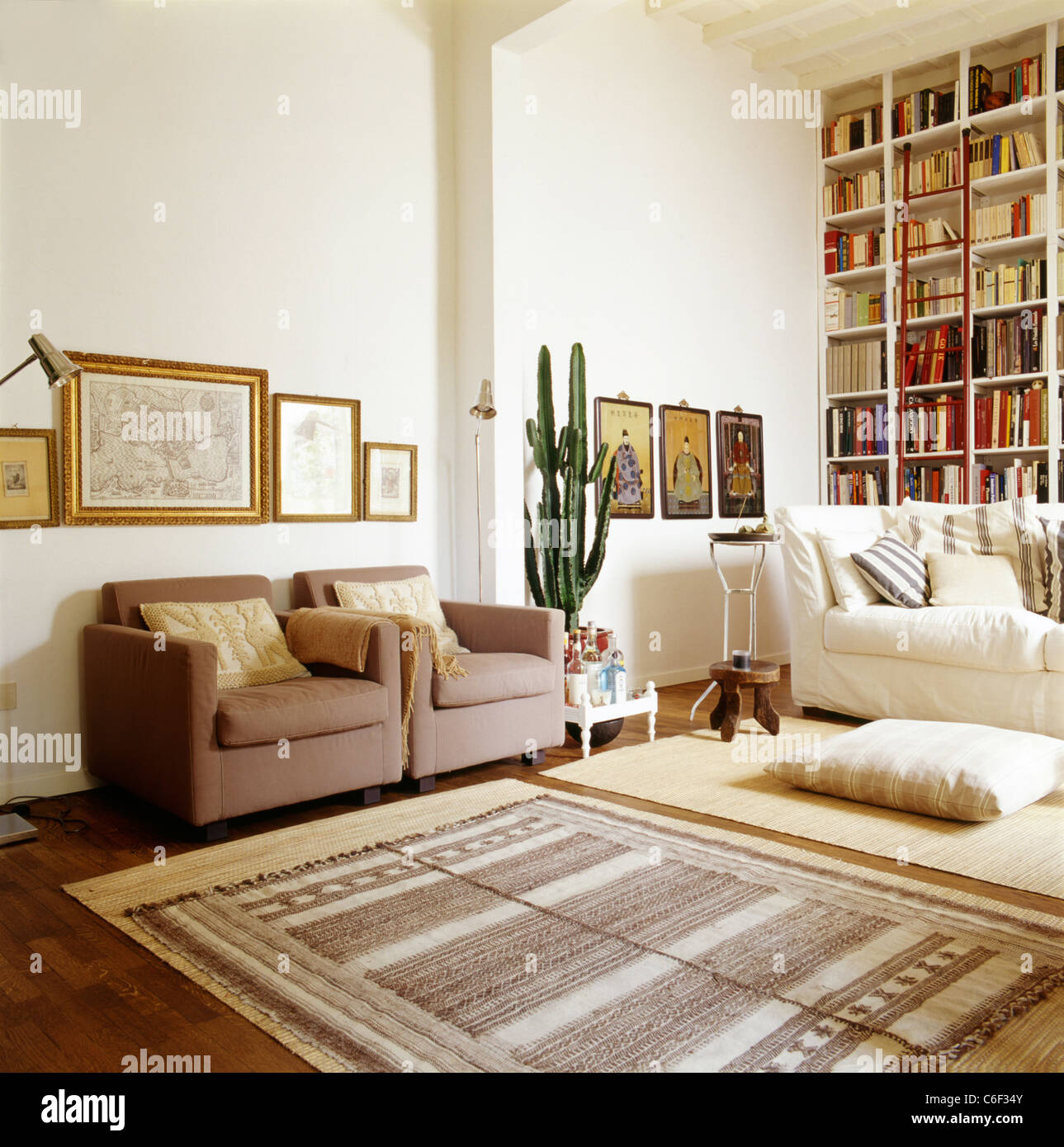 Innenraum eines Hauses im Wohnzimmer mit Sofa, Tisch, Stühle Stockfoto