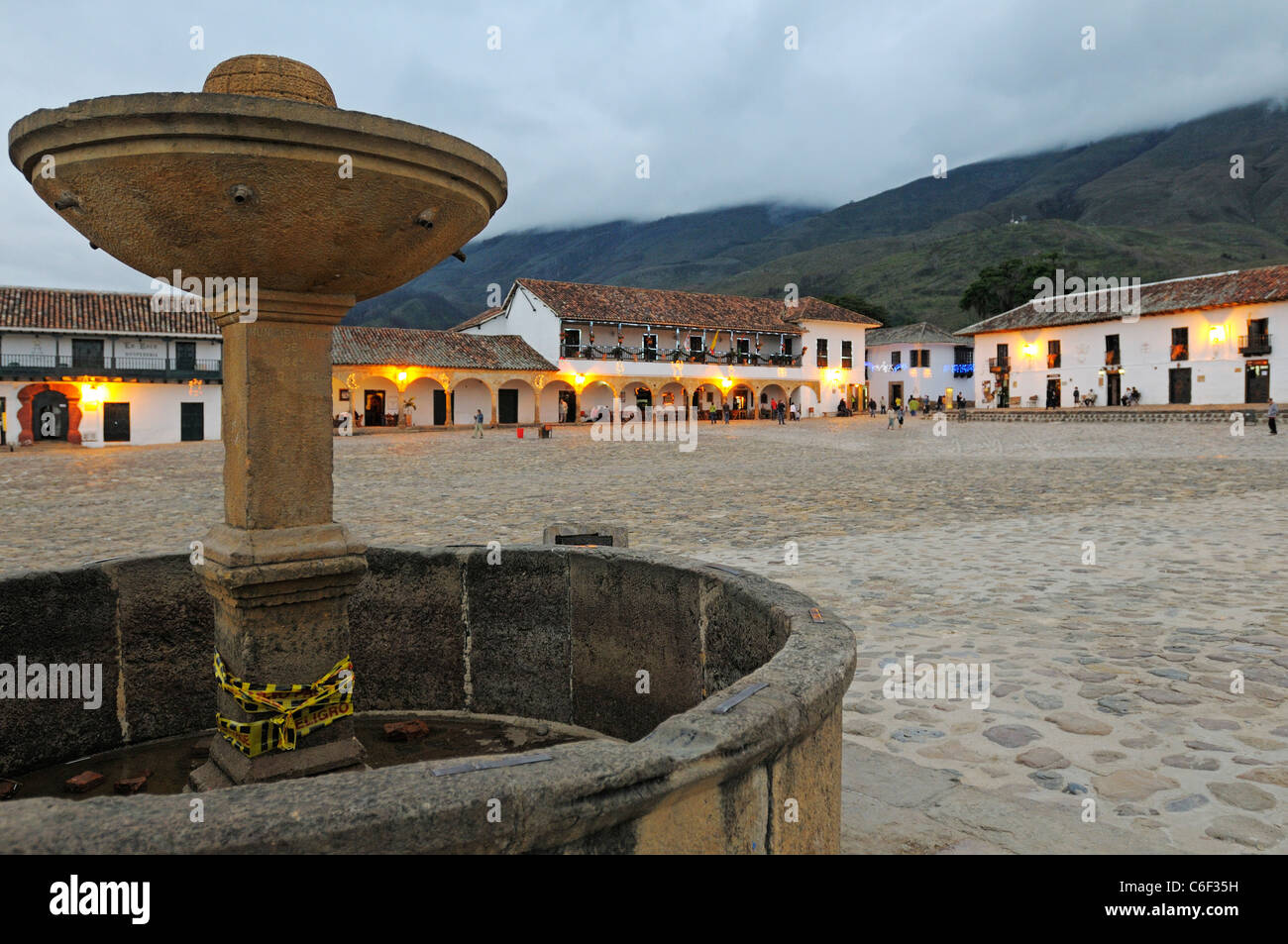 Abend am Hauptplatz mit kolonialen Gebäuden, Villa de Leyva, Boyaca, Kolumbien Stockfoto Abend am Hauptplatz mit kolonialen Gebäuden, Villa de Leyva, Boyaca, Kolumbien Stockfoto