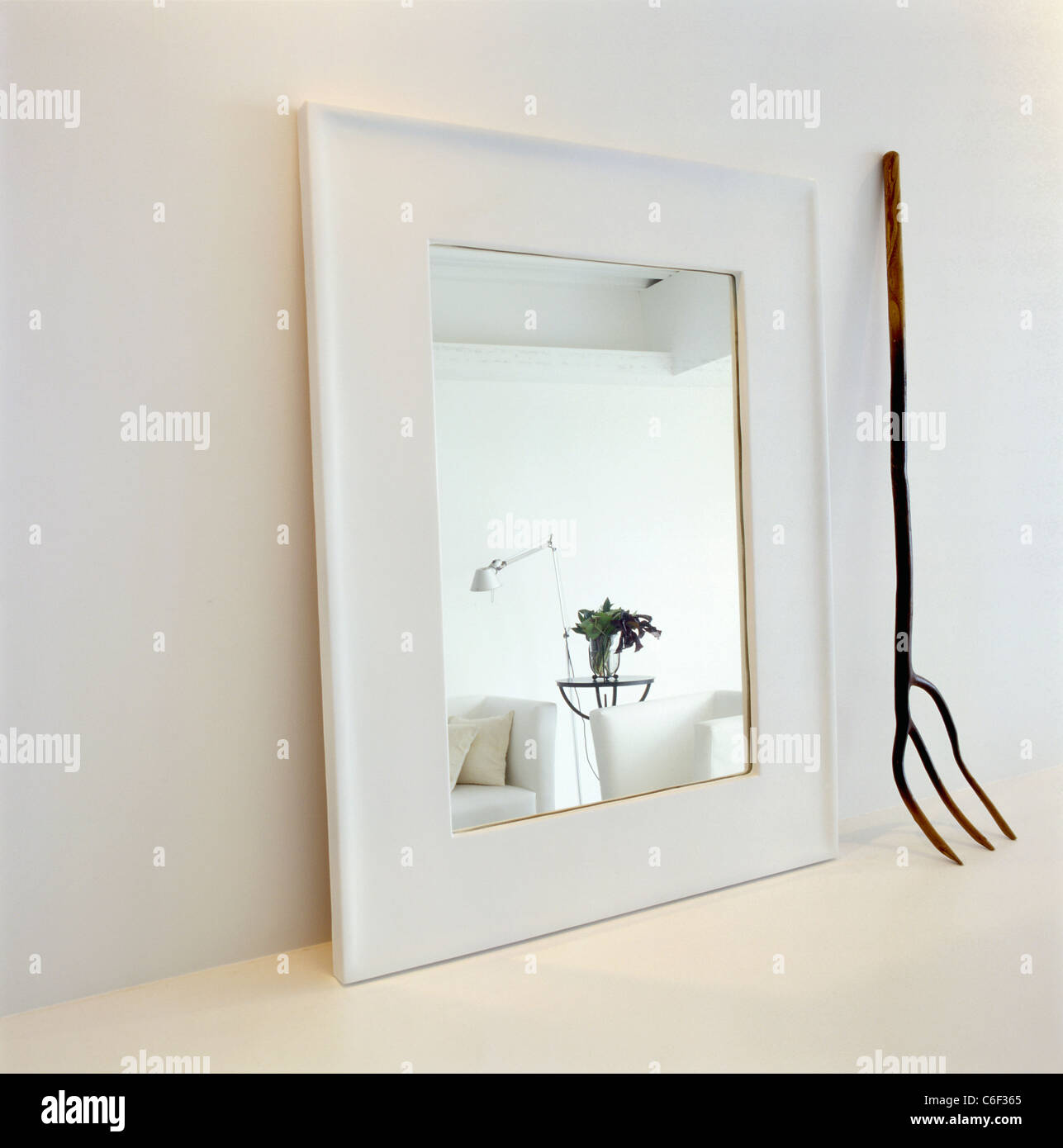 Wohnzimmer, Detail eines Spiegels in einem weißen Rahmen reflektieren ein sofa Stockfoto