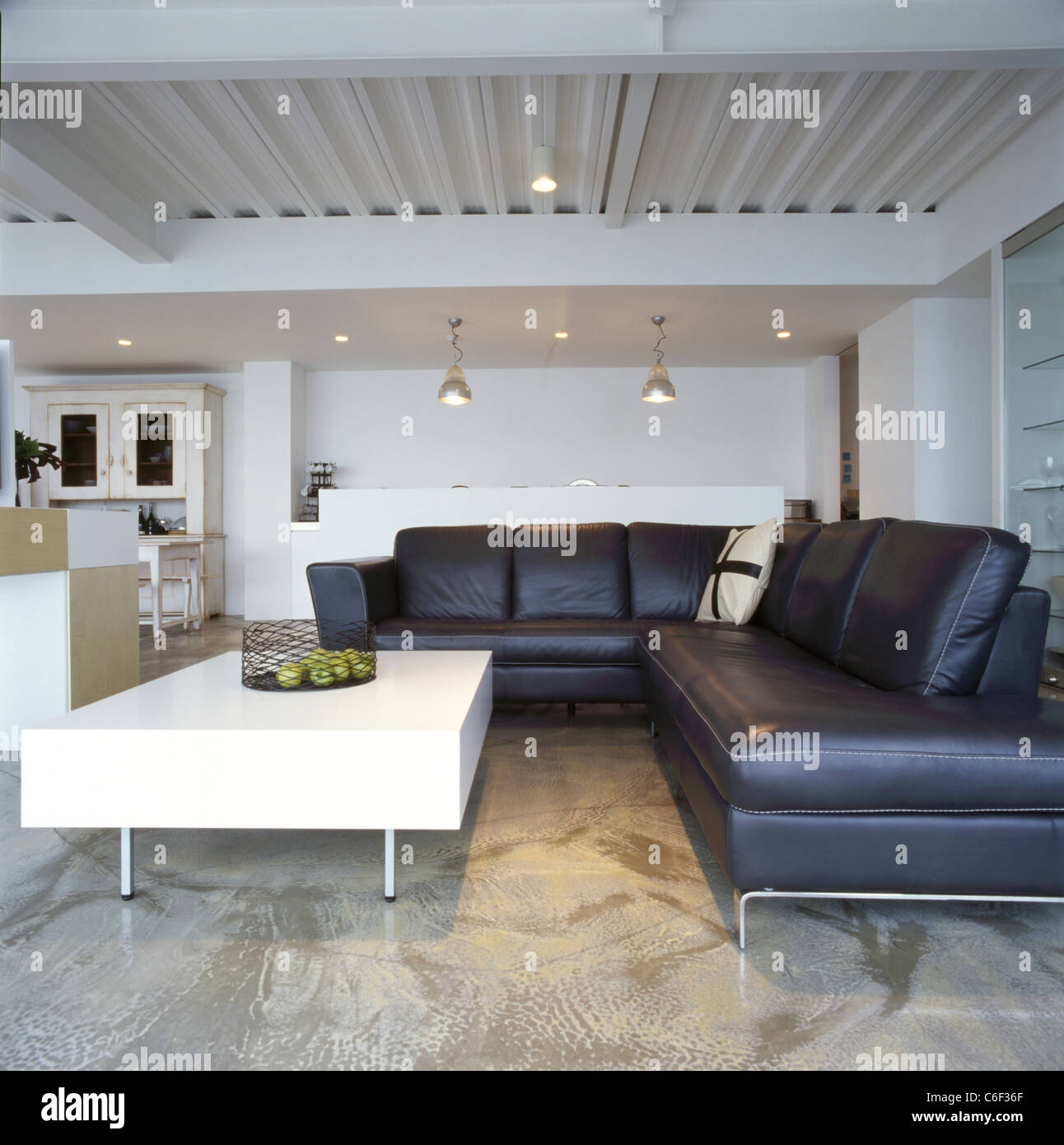 Innenraum eines Hauses im Wohnzimmer mit Sofa, Tisch, Stühle Stockfoto