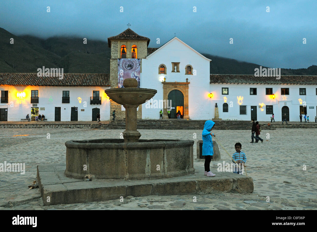 Abend am Hauptplatz mit kolonialen Gebäuden, Villa de Leyva, Boyaca, Kolumbien Stockfoto Abend am Hauptplatz mit kolonialen Gebäuden, Villa de Leyva, Boyaca, Kolumbien Stockfoto