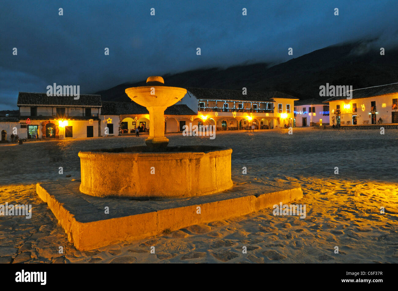 Abend am Hauptplatz mit kolonialen Gebäuden, Villa de Leyva, Boyaca, Kolumbien Stockfoto Abend am Hauptplatz mit kolonialen Gebäuden, Villa de Leyva, Boyaca, Kolumbien Stockfoto