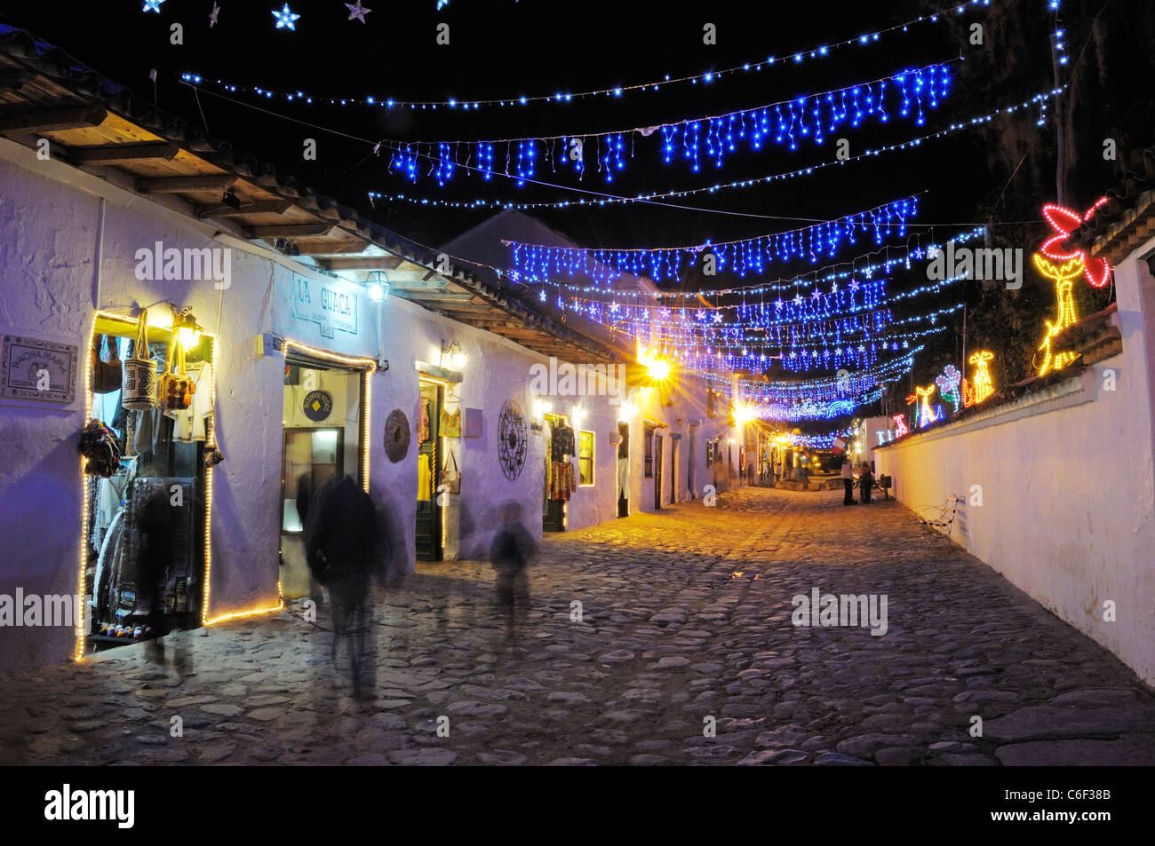 Abends eine gepflasterte Straße mit kolonialen Gebäuden, Villa de Leyva, Boyaca, Kolumbien Stockfoto Abends eine gepflasterte Straße mit kolonialen Gebäuden, Villa de Leyva, Boyaca, Kolumbien Stockfoto