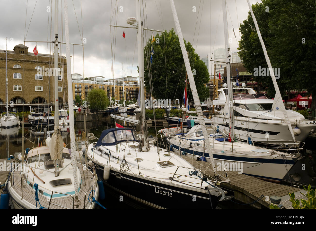 Festgemachten Yachten an St Katharine dock Marina London UK Stockfoto