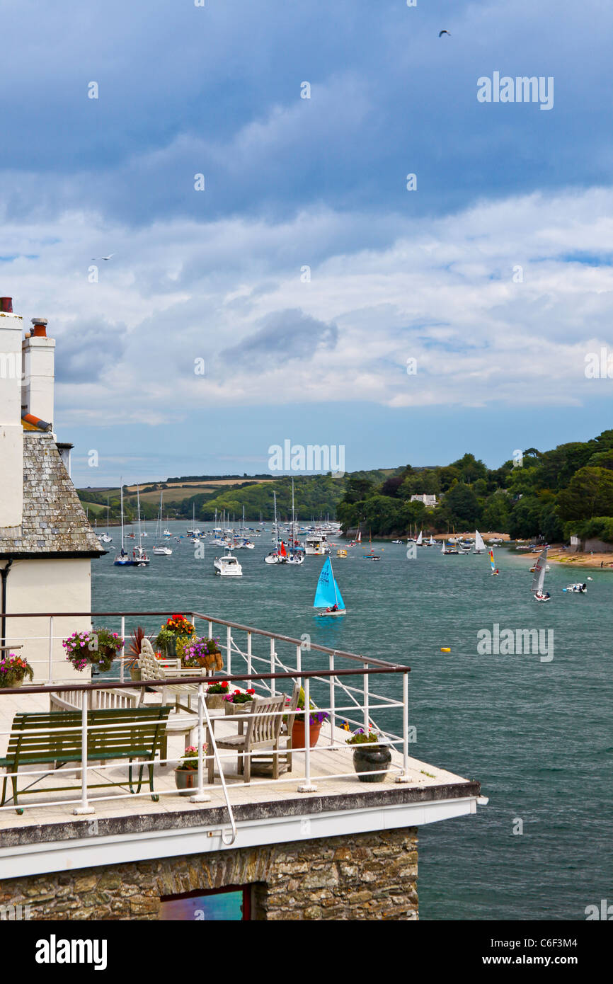 Ein Haus in Salcombe Devon mit einem auf dem Dach-Balkon mit Blick auf die Mündung Stockfoto