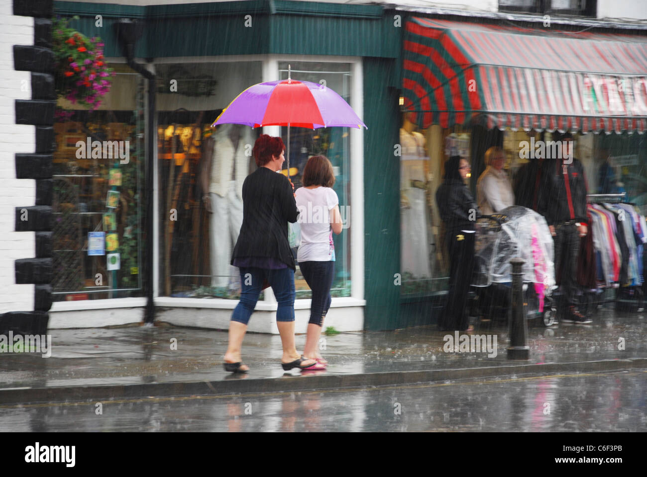 Magdalene Street Glastonbury im Regen, Vereinigtes Königreich Stockfoto