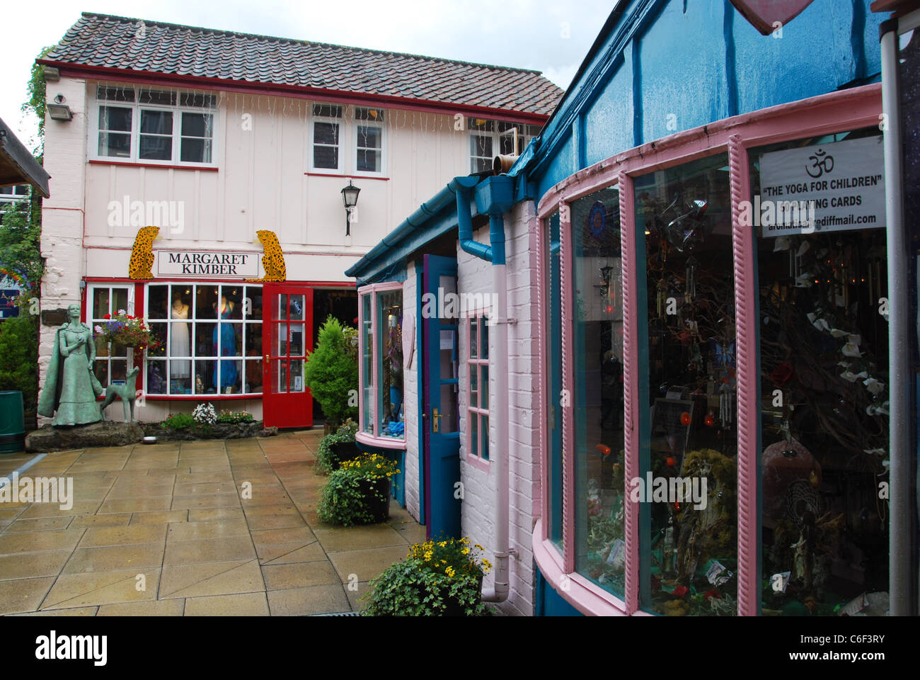 Bunte Geschäfte bei der Glastonbury Experience in Glastonbury High Street Somerset England Stockfoto