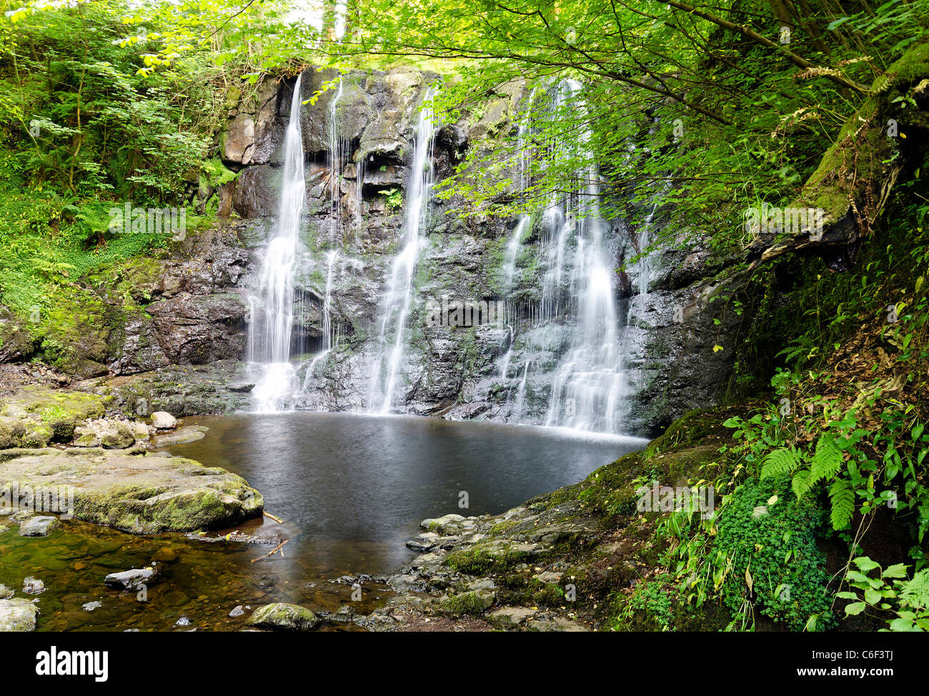Eine der drei Glenariff Wasserfälle im Glenariff Forest Park, Glens von Antrim, Nordirland. Der Wasserfall Gehweg, eröffnete vor 80 Jahren. Stockfoto