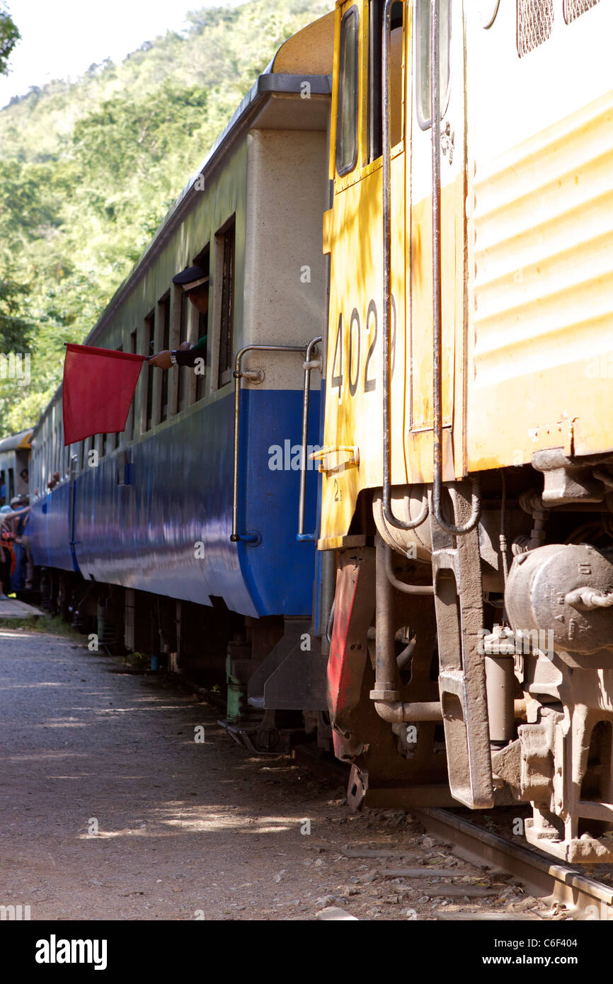 Eine Bahn-Wache signalisiert dem Fahrer den täglichen Zug von Thamkra Sae Bahnhof an der thailändisch-burmesischen Rail link Stockfoto