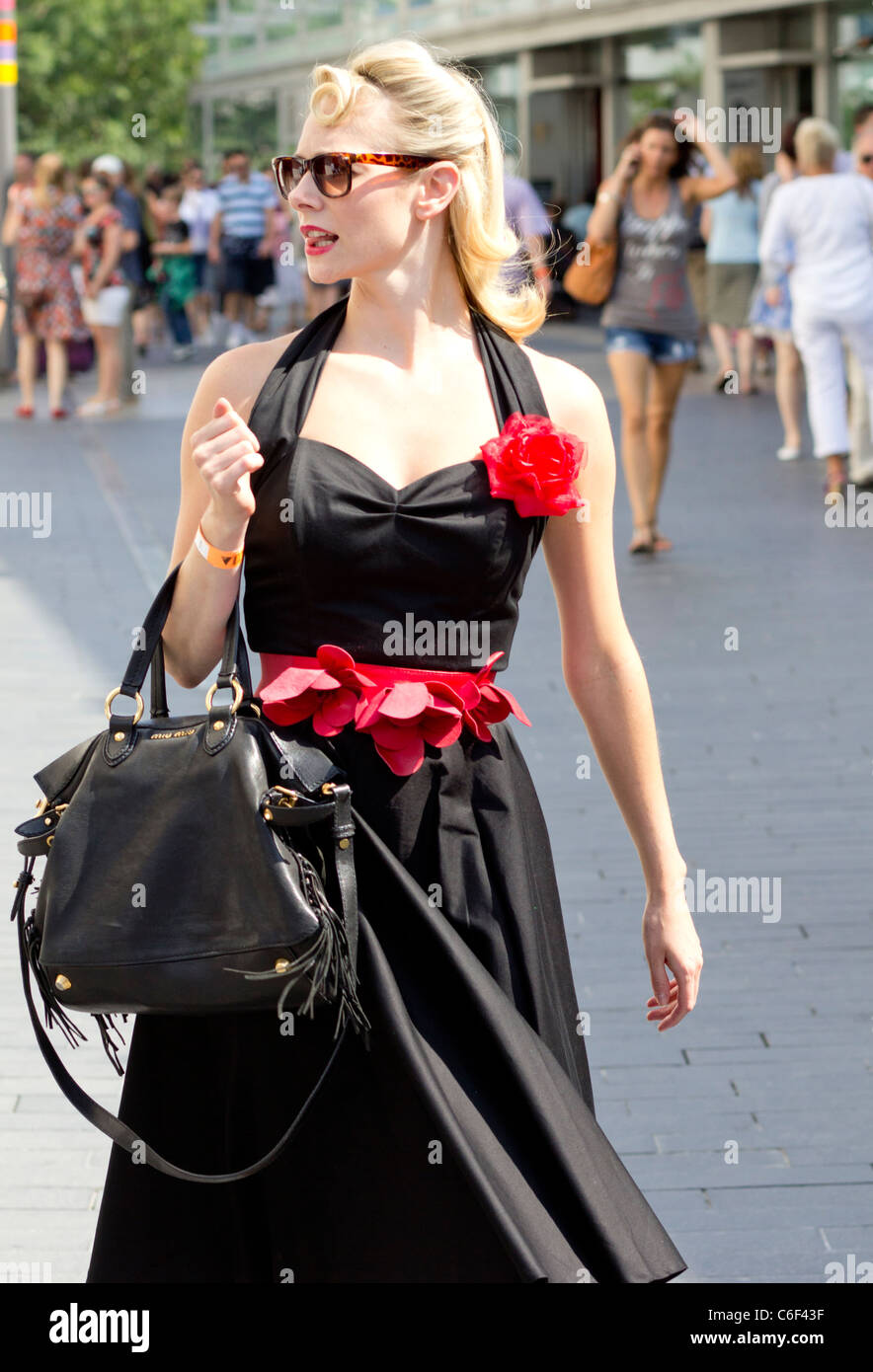 Stark gekleidete Frau beim Oldtimer Festival 2011 im Londoner Southbank Centre. Stockfoto