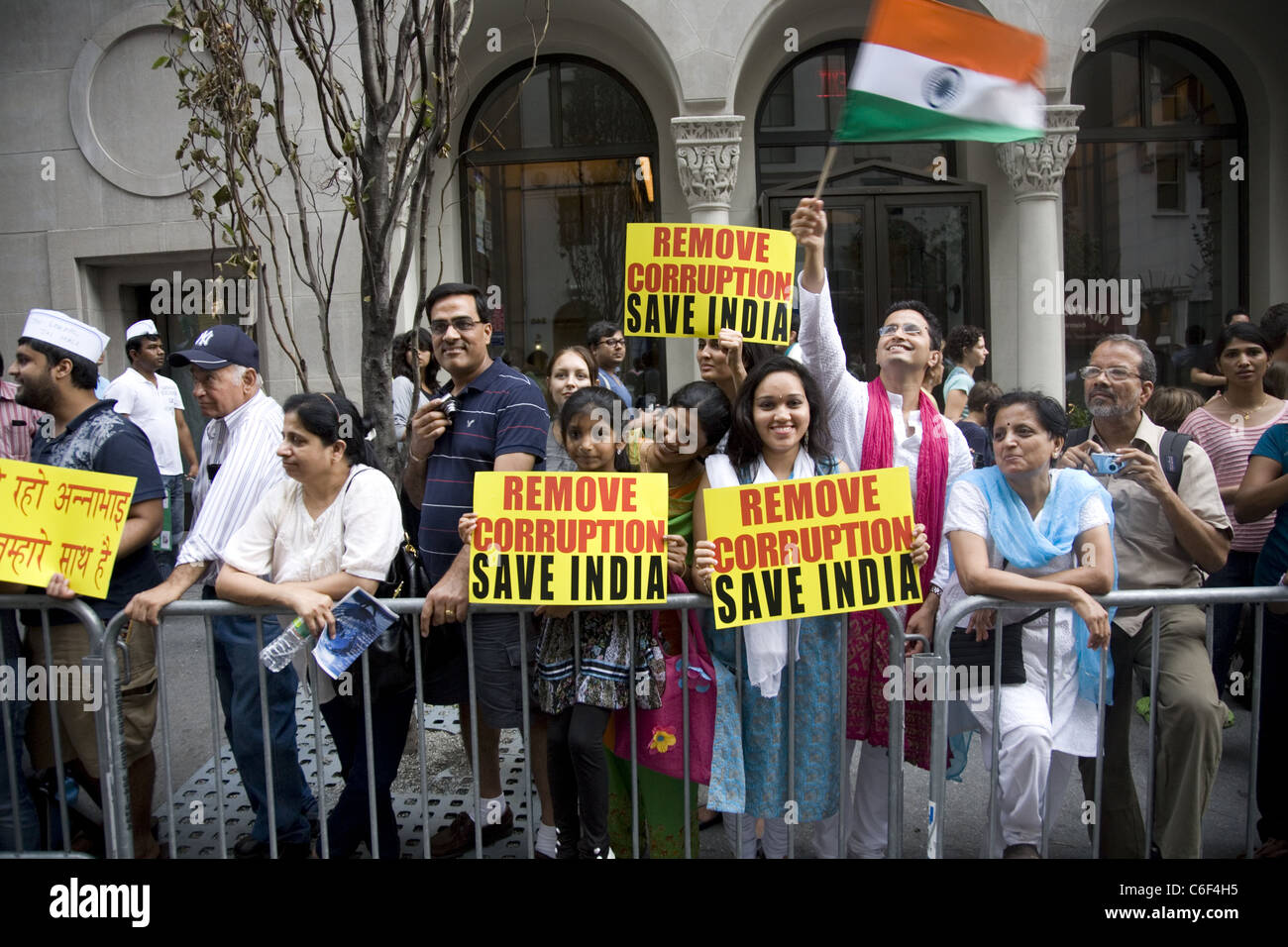 Indien-Independence Day-Parade: New York City: Mitglieder der indisch-amerikanischen Gemeinschaft beobachten die Parade. Stockfoto