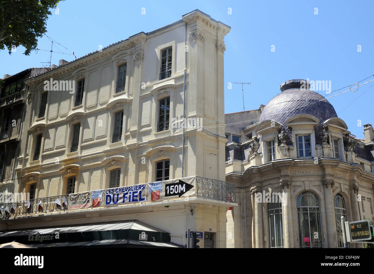 Caisse d ' Epargne (rechts) auf 110 Rue Joseph Vernet in Avignon, Frankreich Stockfoto