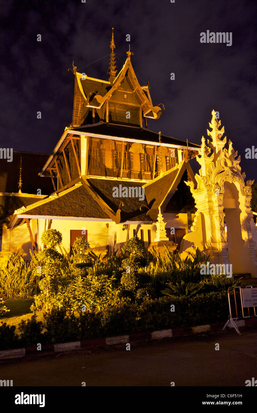 Flutlicht hölzerne Tempelgebäude auf dem Gelände des Wat Chedi Luang Wora Viharn, gebaut im Jahre 1401, in Chiang Mai Stockfoto