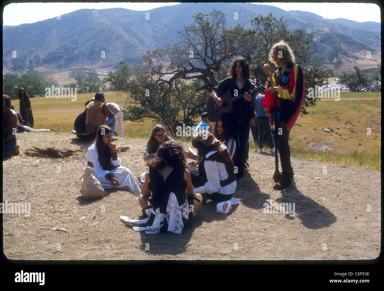 Hippies stehen in der Straße mit Gitarre Renaissance Vergnügen Faire Southern California Hippies der 1970er Jahre Stockfoto