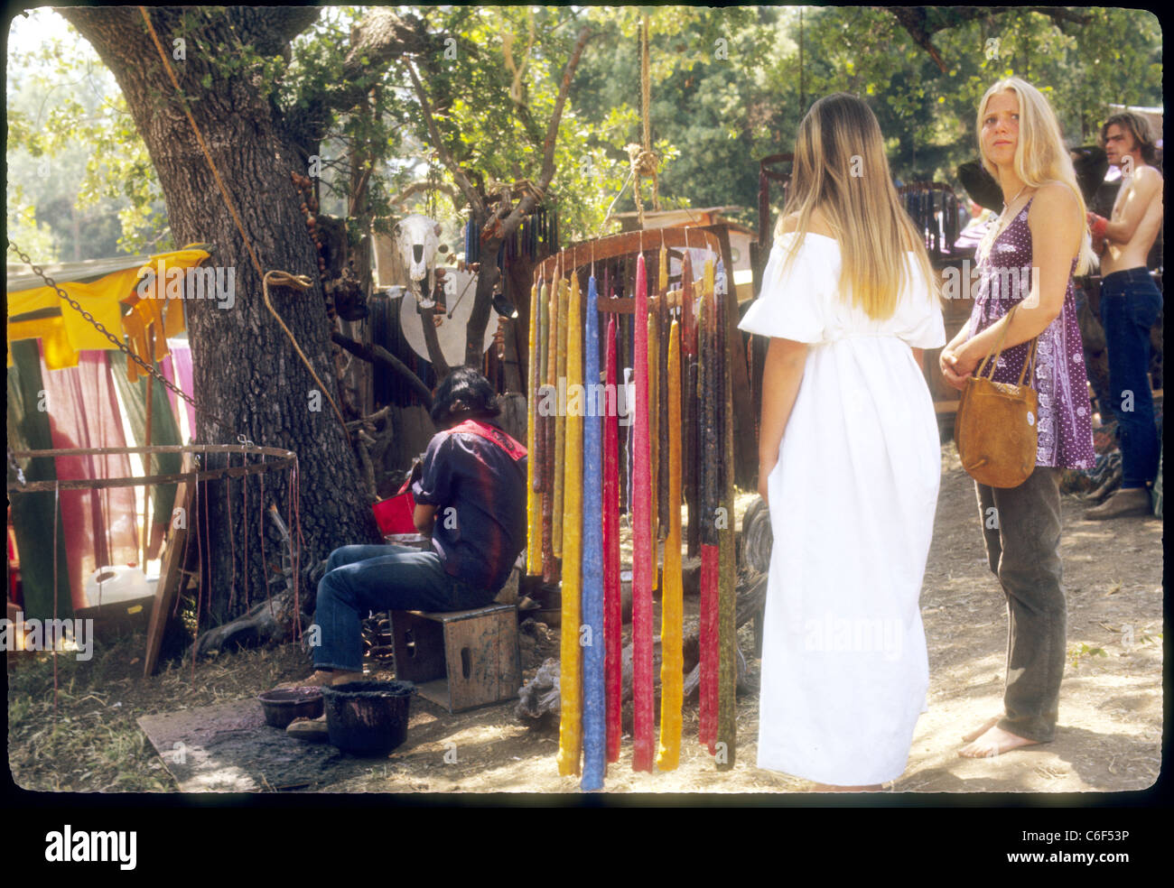 Kerzen zum Verkauf an Stand hübsche Frauen in Kleidern Renaissance Vergnügen Faire Southern California Hippies der 1970er Jahre Stockfoto