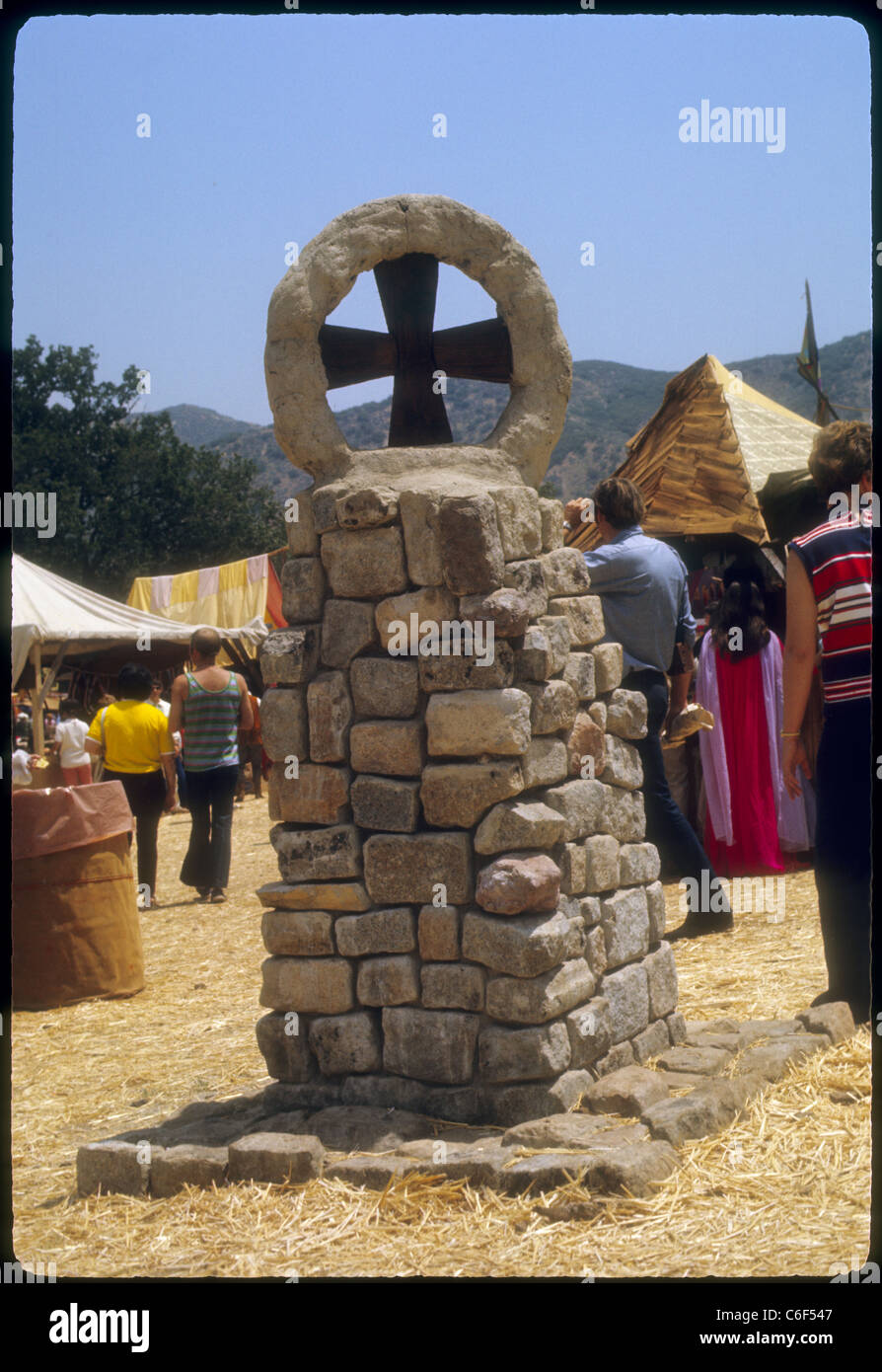 Kreuz mit Steinen Renaissance Vergnügen Faire Southern California Hippies der 1970er Jahre gebaut Stockfoto