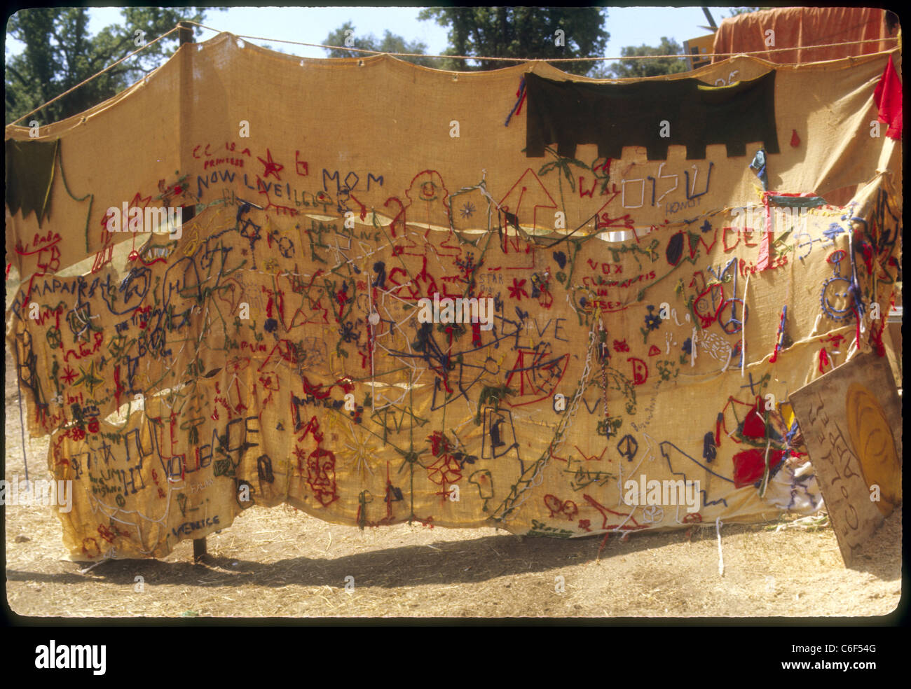 Wandteppich mit Kunst Renaissance Vergnügen Faire Southern California Hippies der 1970er Jahre Stockfoto