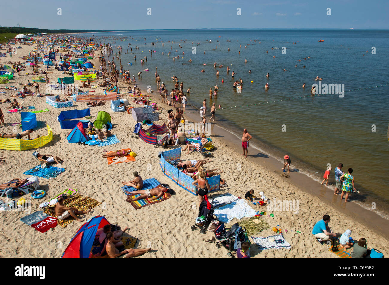 Belebten Sandstrand, Miedzyzdroje, Polen Stockfoto