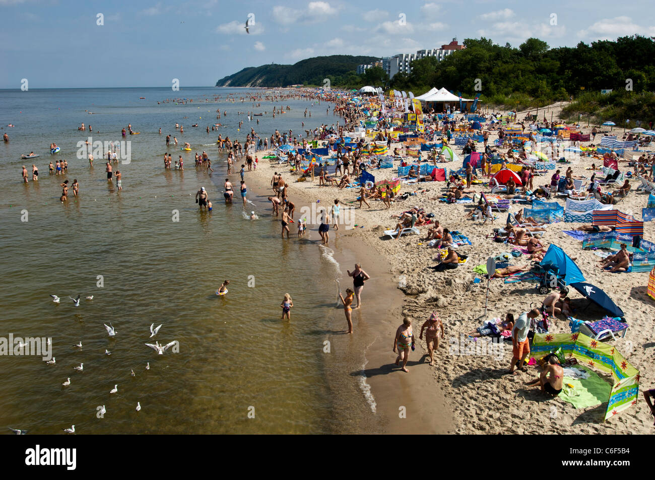 Belebten Sandstrand, Miedzyzdroje, Polen Stockfoto