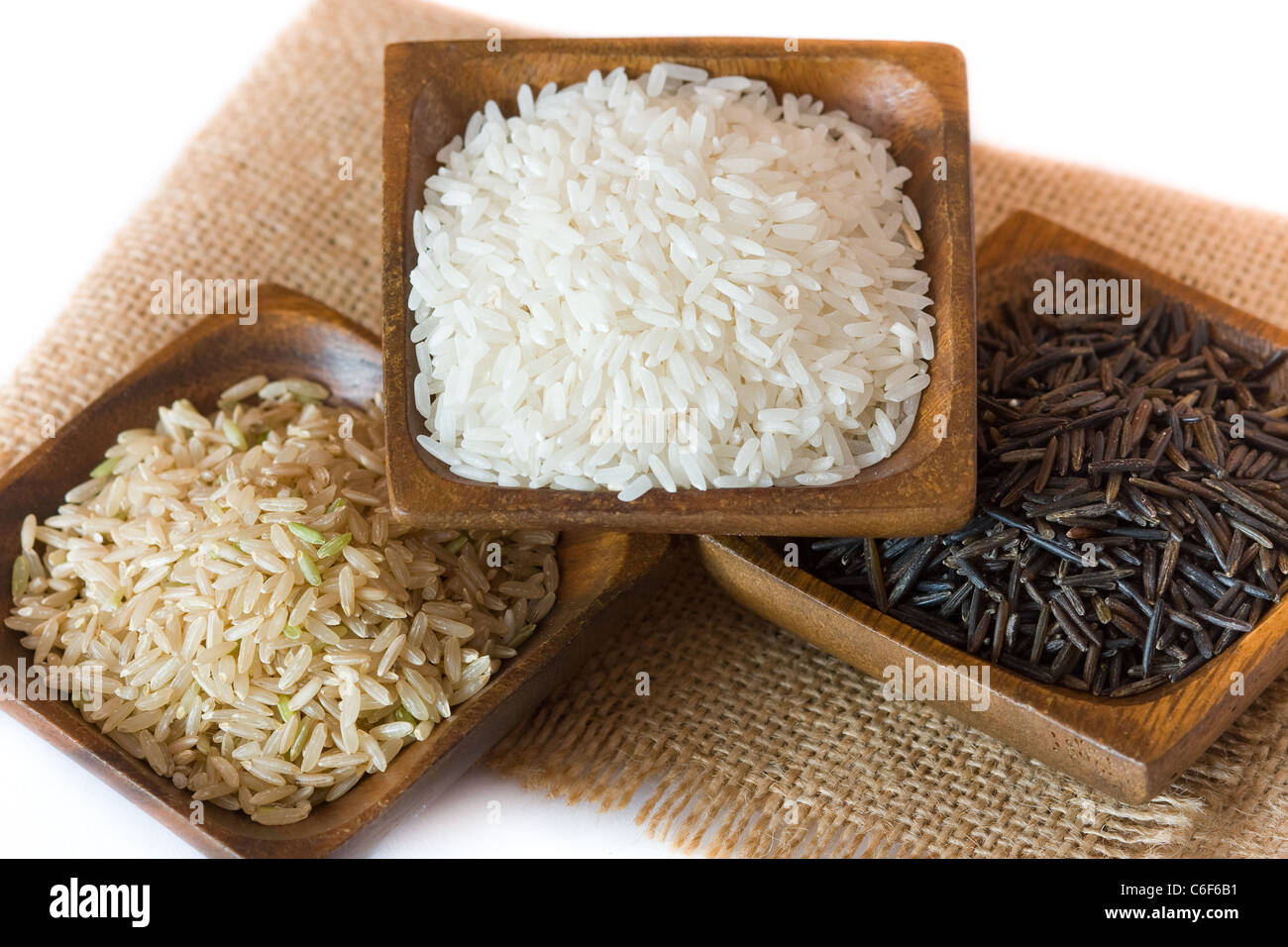 Ungekochten Reis in Holzschalen Stockfoto