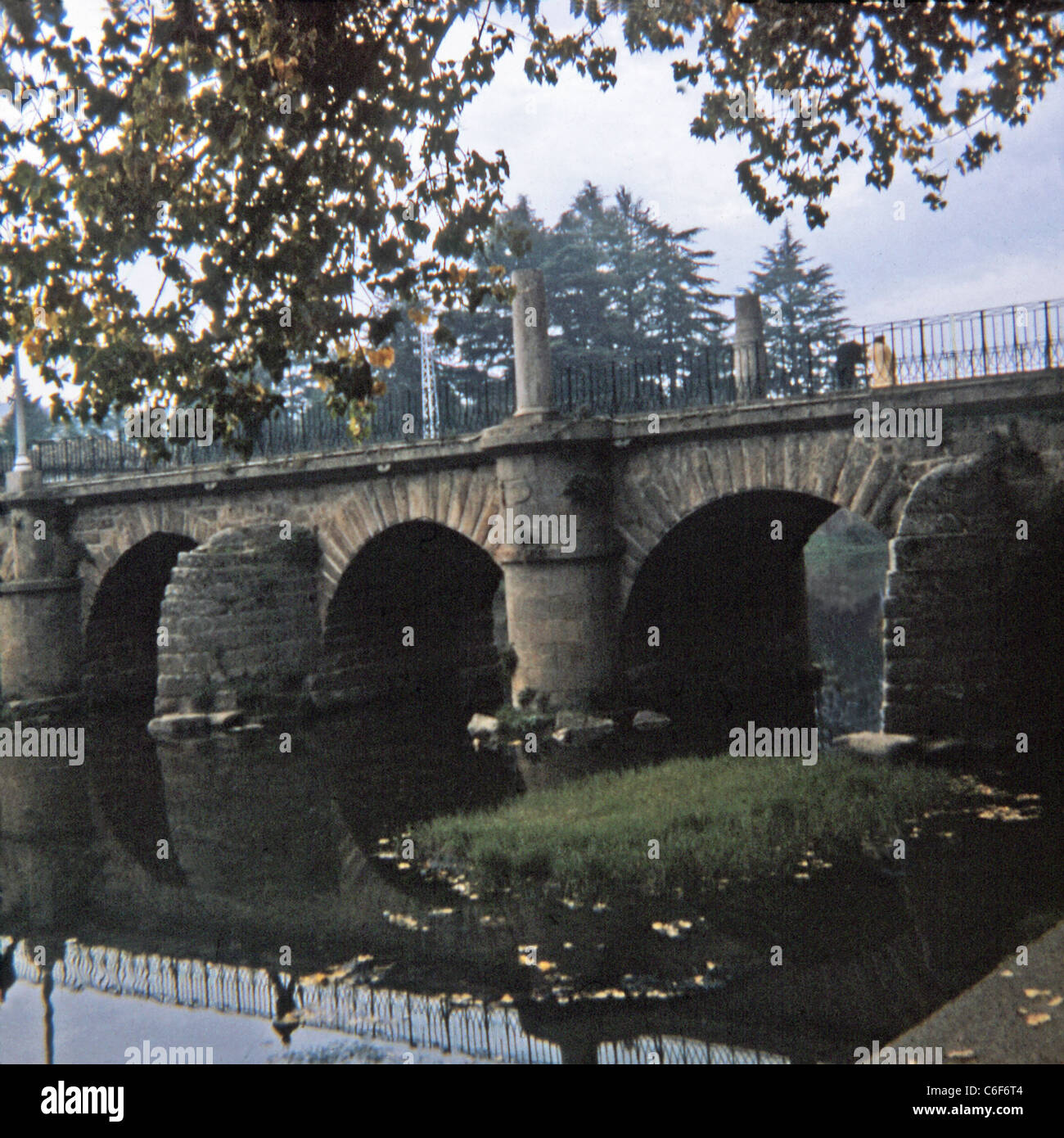 Bei der Bestellung des regierenden römischen Kaisers Trajan errichtete Brücke ist 120 Meter lang und hat 12 Bögen, sichtbare. Stockfoto