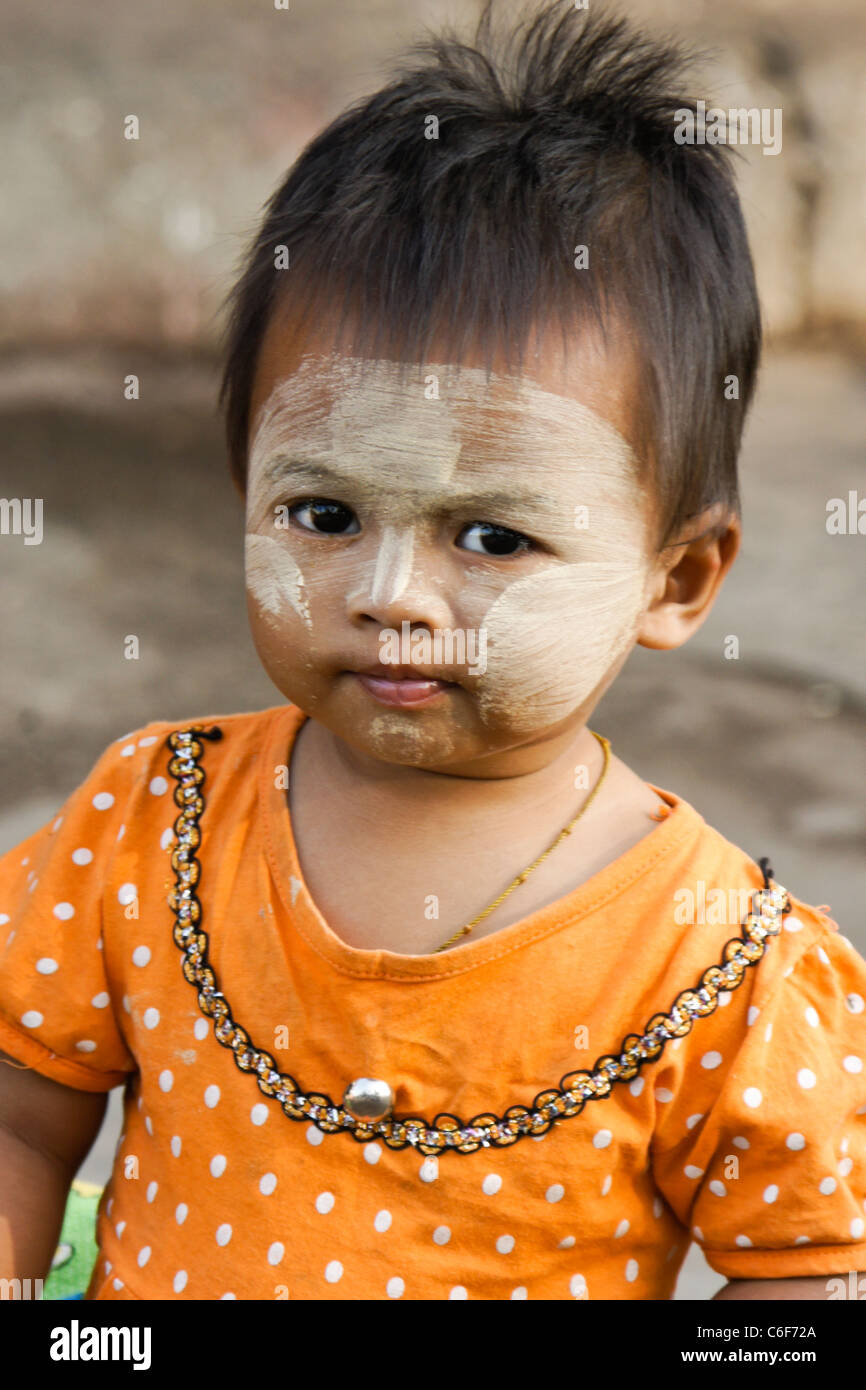 Kleines Kind mit Thanaka auf Gesicht, Birma (Myanmar) Stockfoto