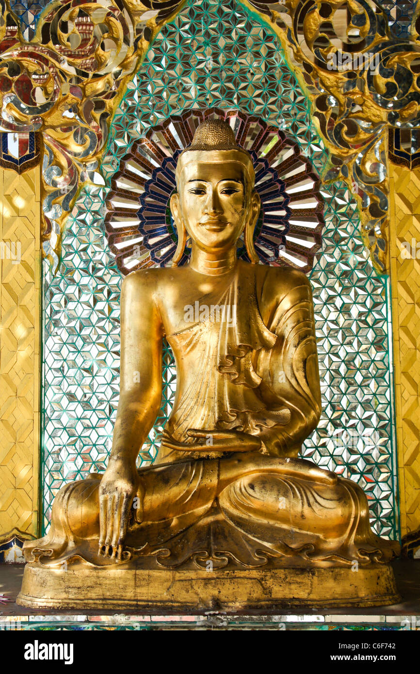 Vergoldete Buddha-Statue an der Shwedagon-Pagode in Yangon (Rangoon), Myanmar (Burma) Stockfoto