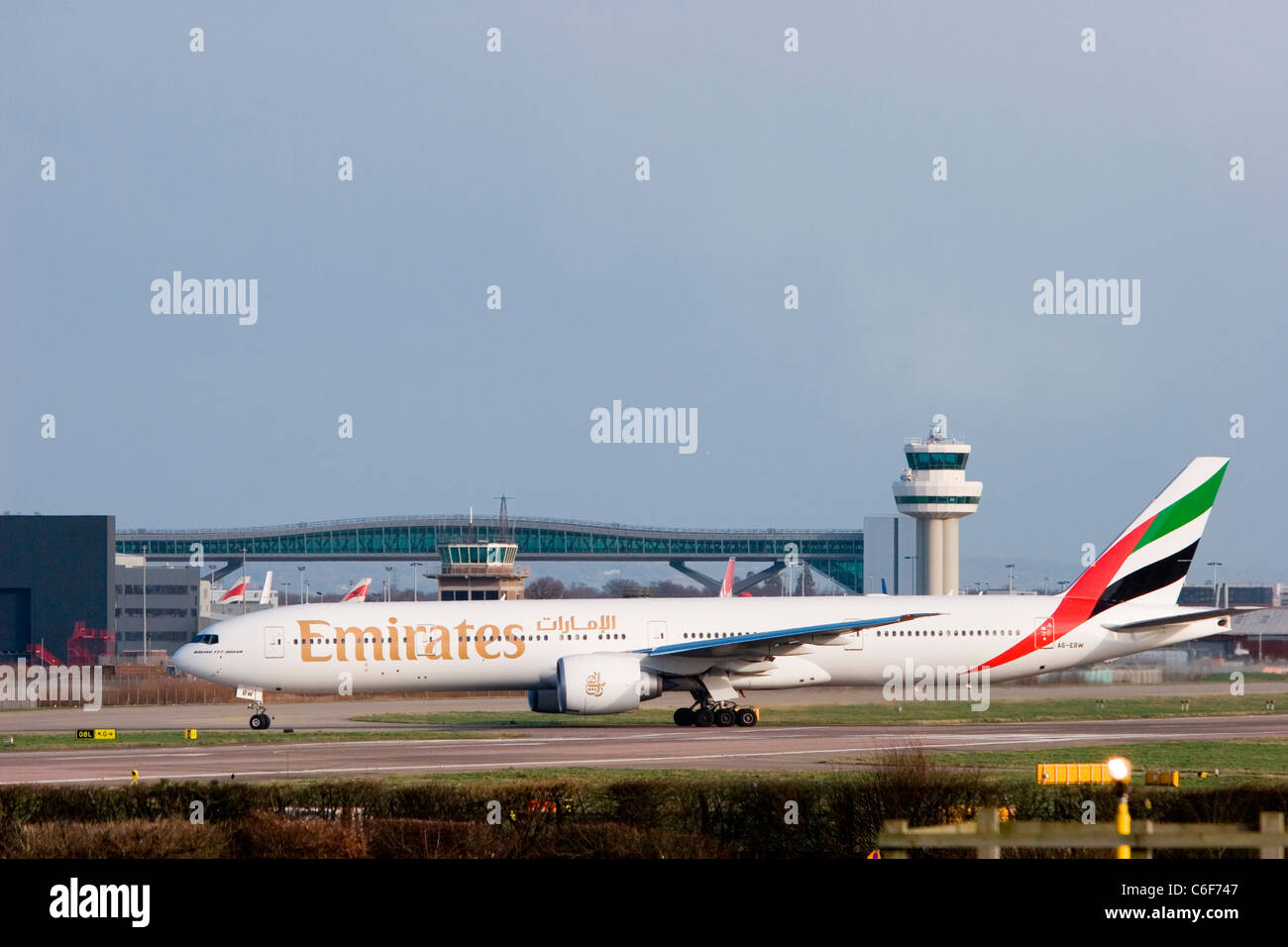 A6-EBW Emirates Boeing 777-31H/ER Rollen in London Gatwick Stockfoto