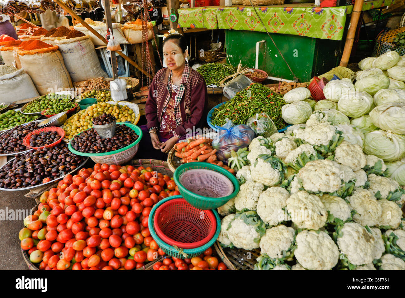 Frau verkaufen produzieren im Markt, Bago (Pegu), Myanmar (Burma) Stockfoto