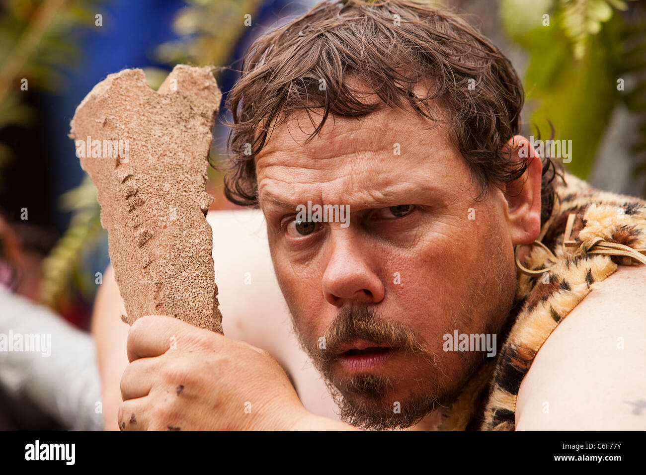 Caveman entdeckt Cannabis close-up Portrait von Performer in 2001 Summer Solstice Parade Stockfoto