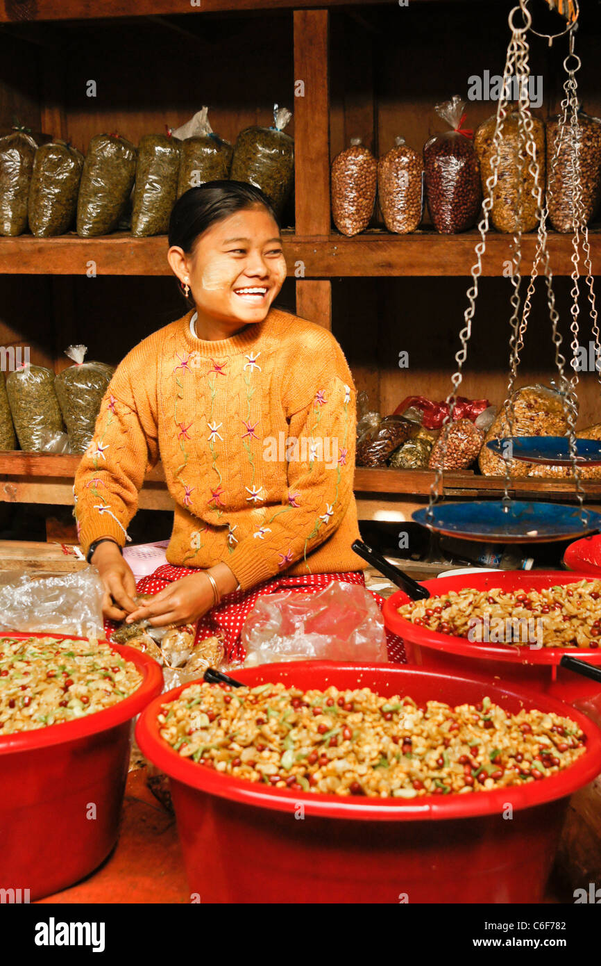 Mädchen, Verkauf von Lebensmitteln im Markt, Htaukkyant, Myanmar (Burma) Stockfoto