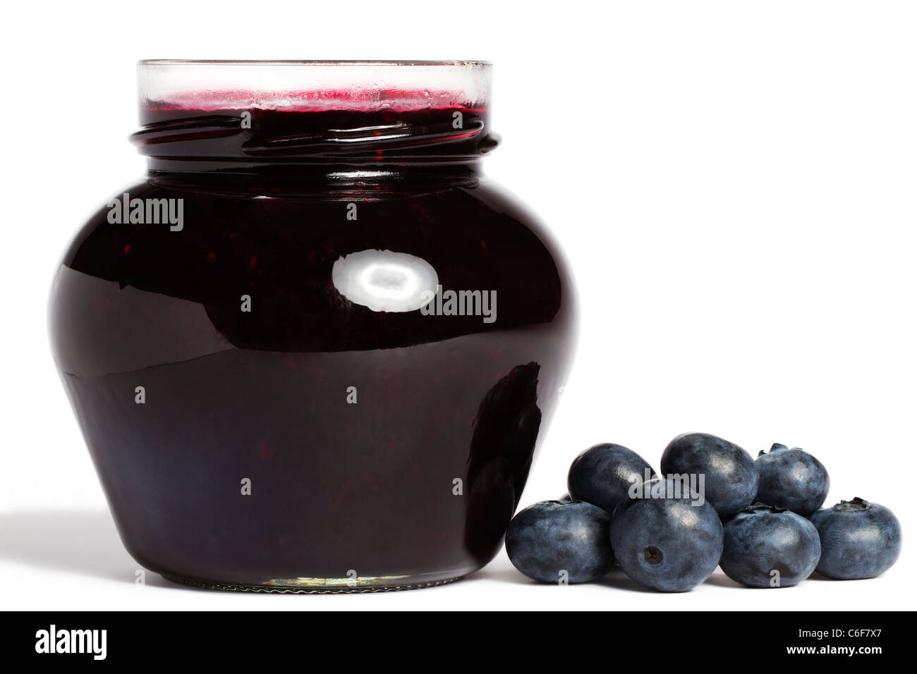 Jam Jar mit Blaubeeren Marmelade und Heidelbeeren beiseite auf weißem Hintergrund Stockfoto