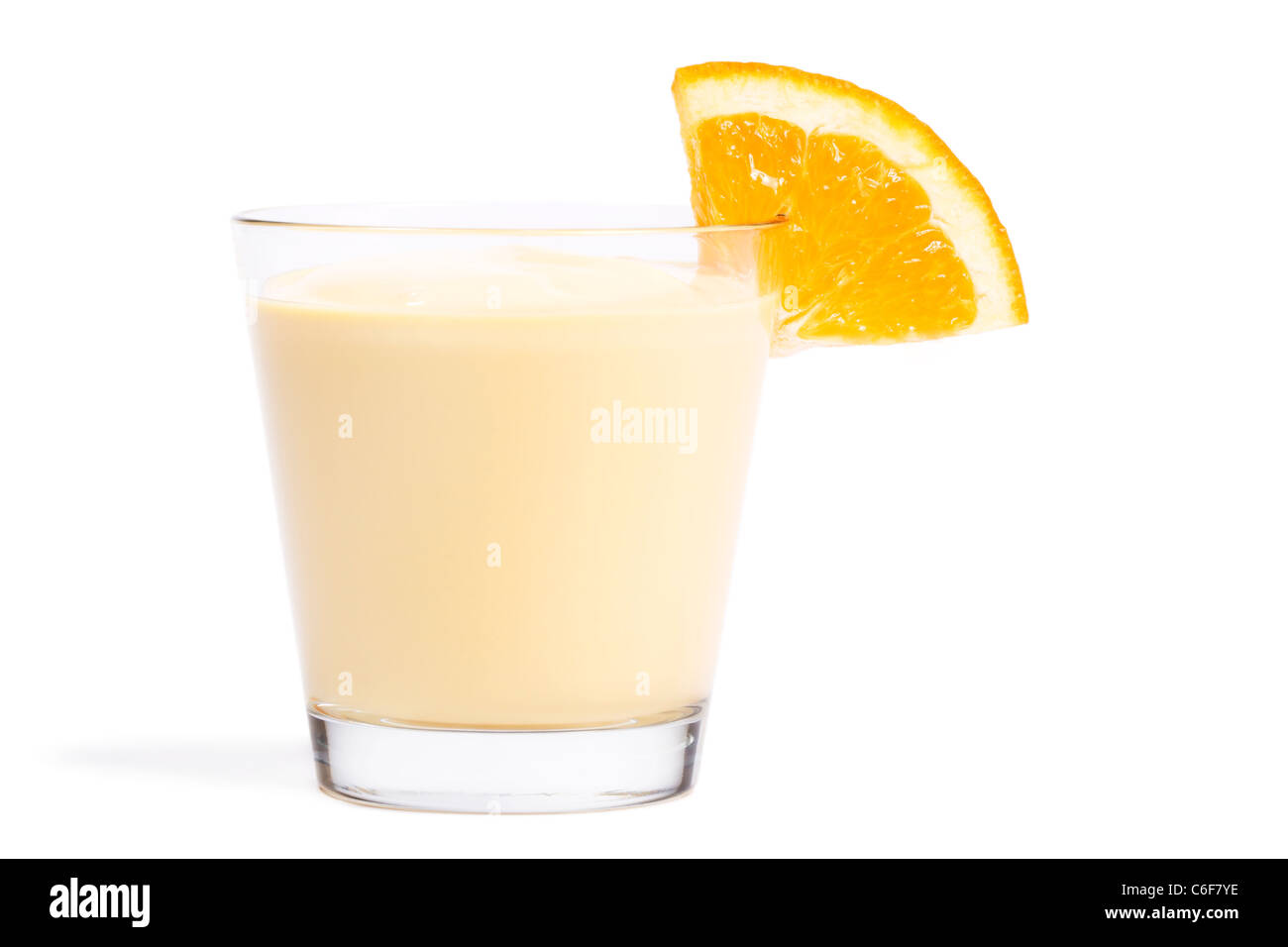 Stück von einem Orange auf einen Milchshake auf weißem Hintergrund Stockfoto