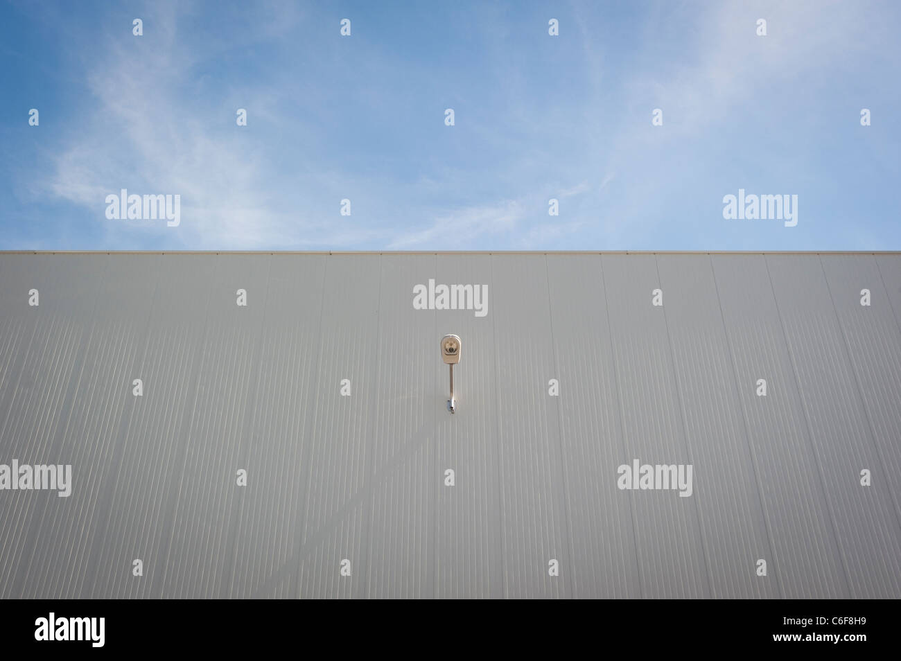 Fassade von einer Fabrik in einem Gewerbegebiet in der Nähe von Santander in Nordspanien Stockfoto