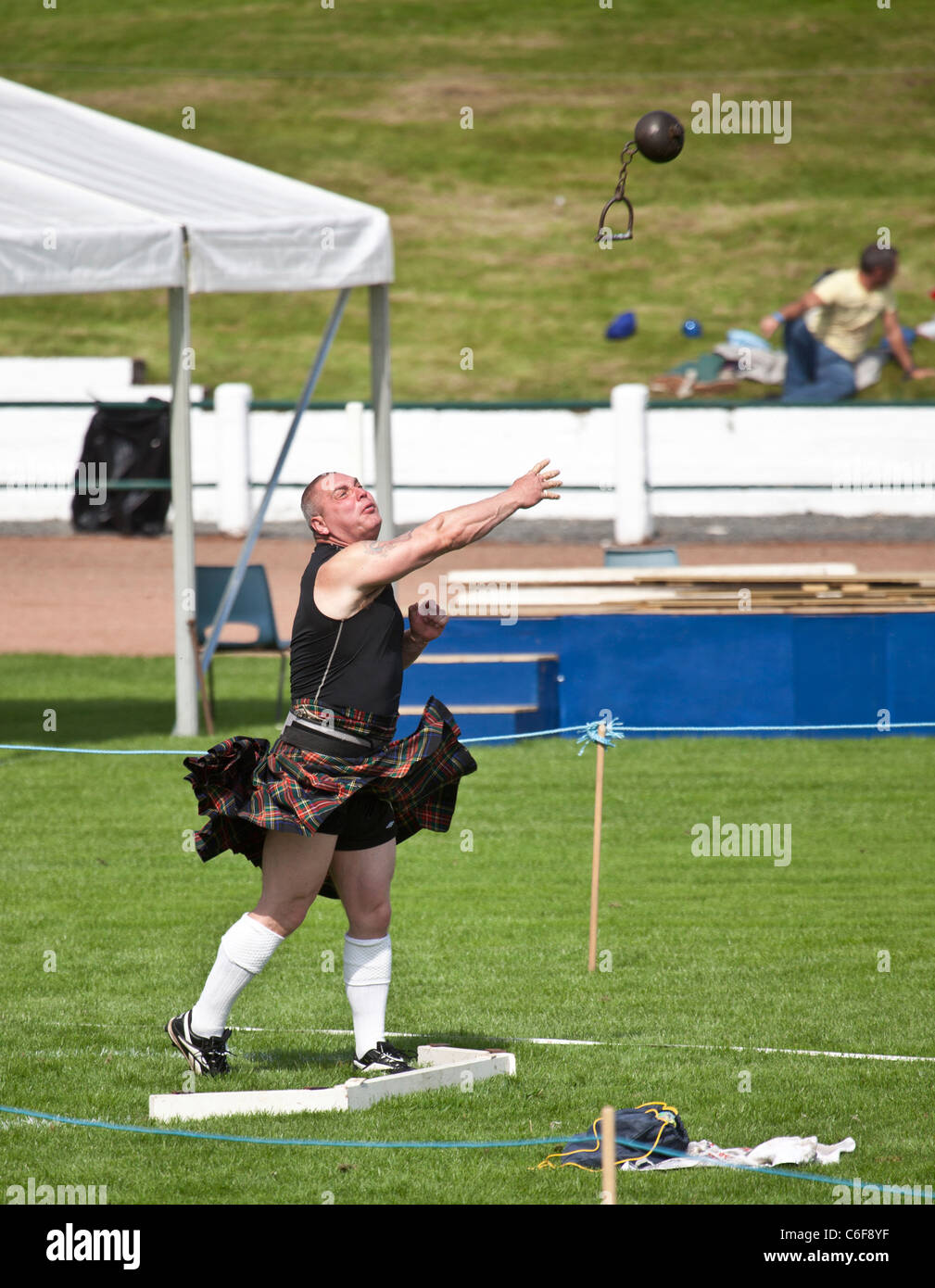 Konkurrent warf den Hammer in den schweren Ereignissen auf der Cowal Highland Gathering 2011 Stockfoto