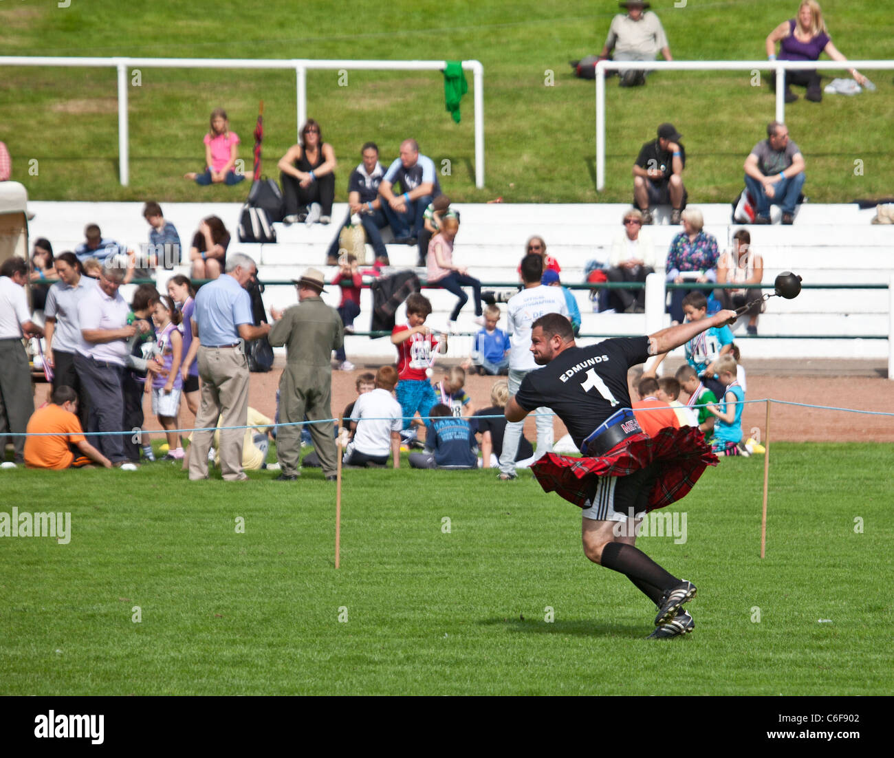 Wettbewerber (Gregor Edmunds) wirft den Hammer in der schweren Fälle an der Cowal Highland Gathering 2011 Stockfoto